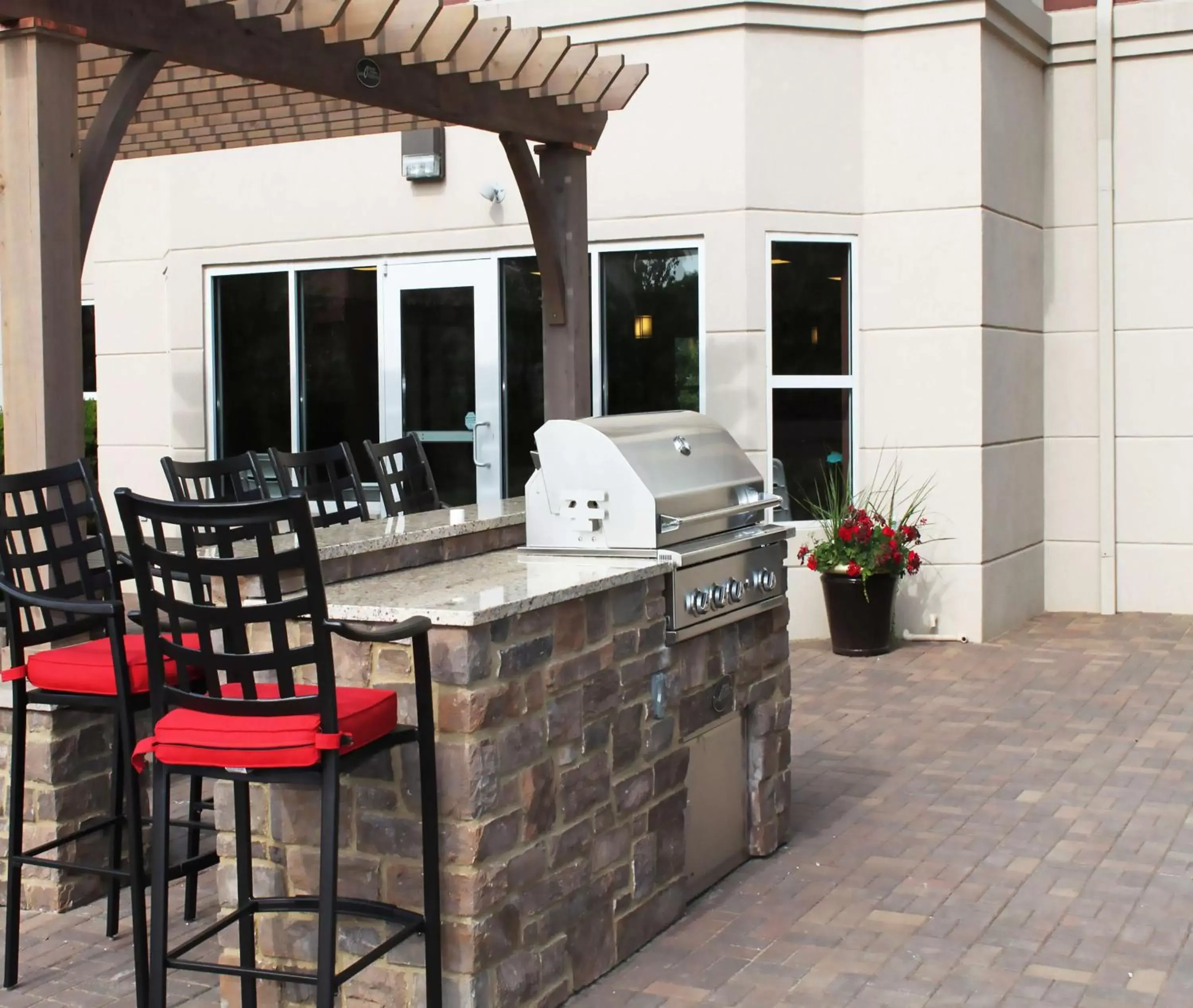 Patio, BBQ Facilities in Homewood Suites by Hilton Bloomington