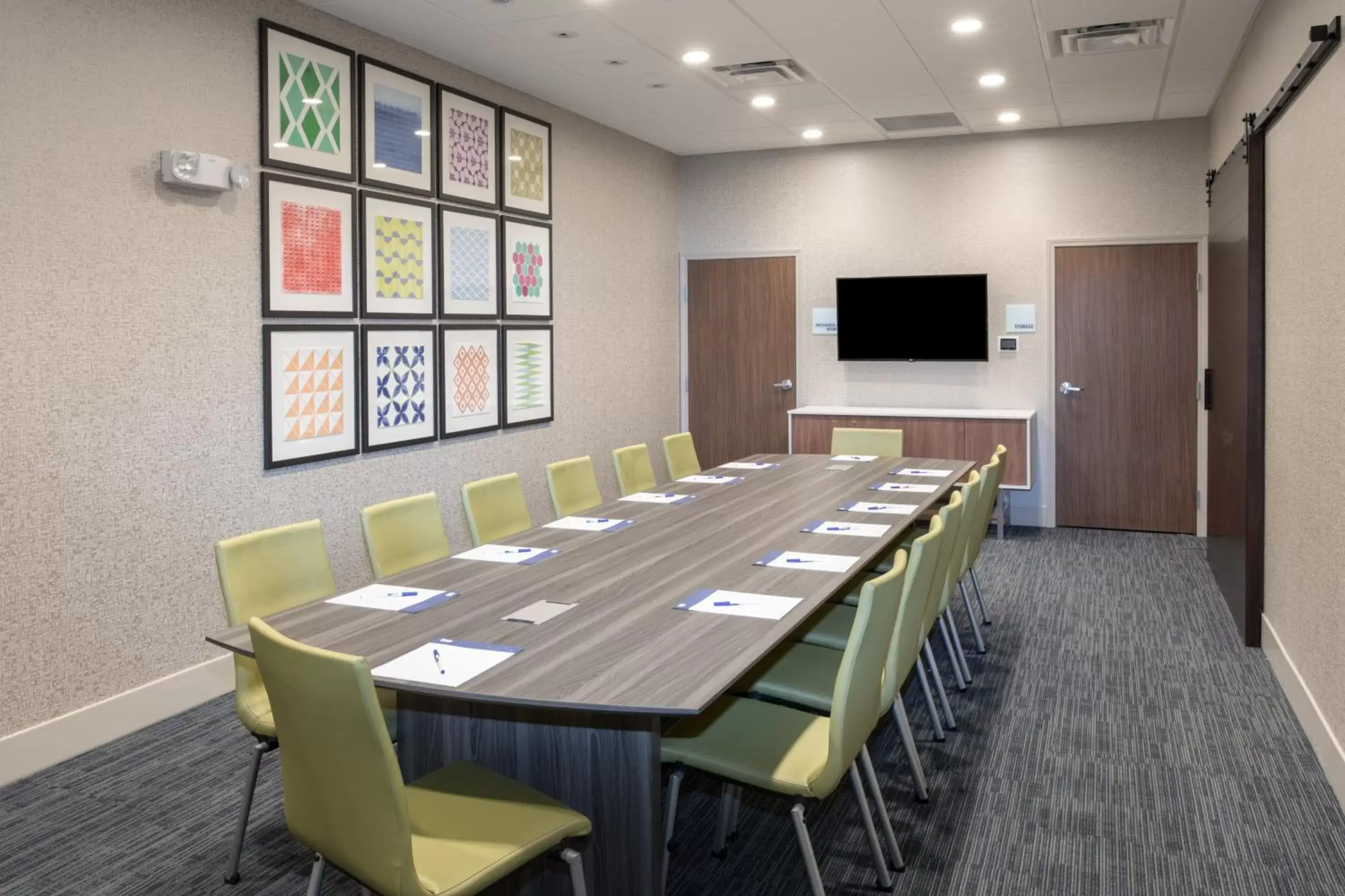 Meeting/conference room, Business Area/Conference Room in Holiday Inn Express & Suites Sioux City North - Event Center, an IHG Hotel