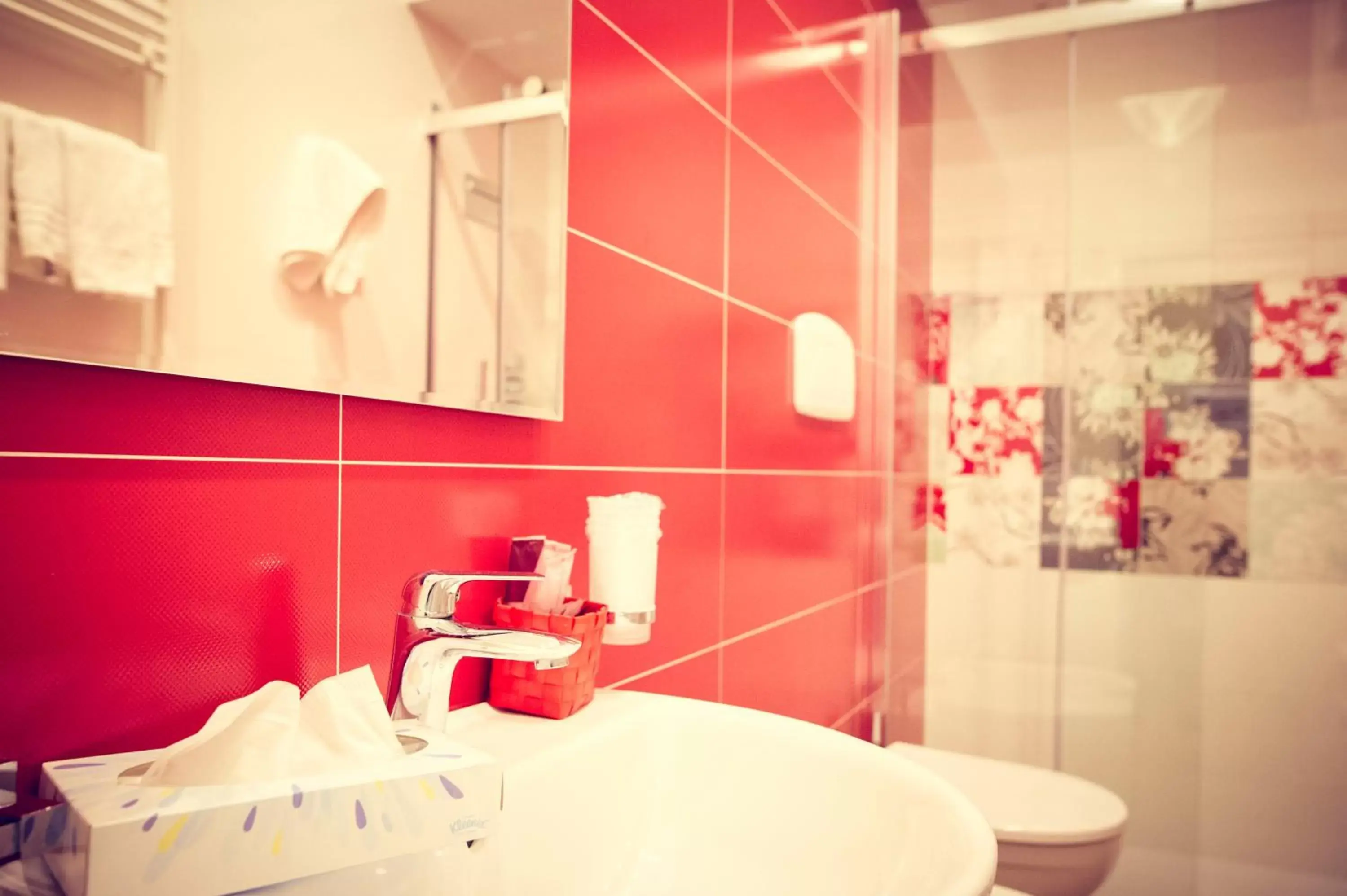 Bathroom, Coffee/Tea Facilities in Hotel Fini