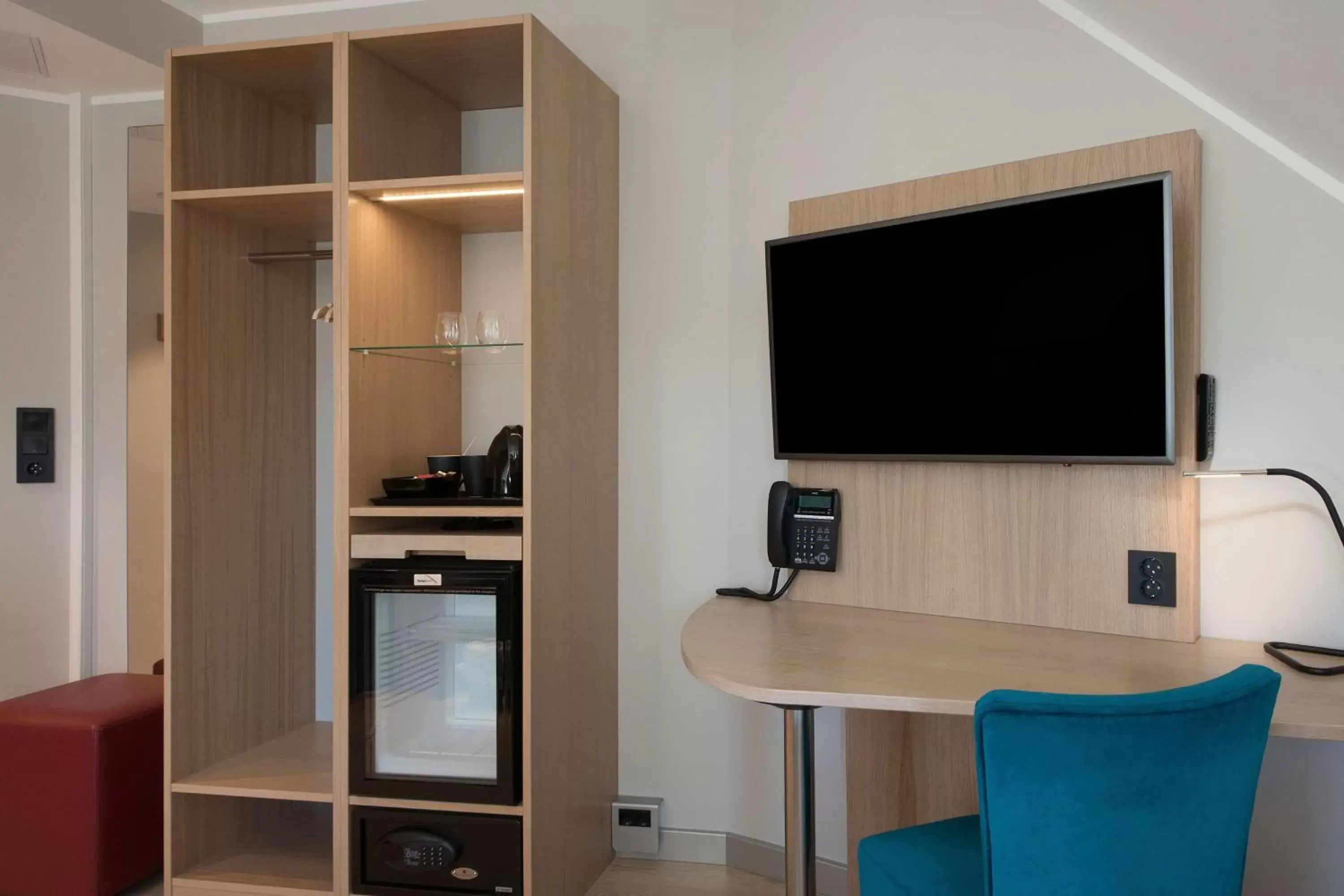 Photo of the whole room, TV/Entertainment Center in Bergen Harbour Hotel, WorldHotels Crafted