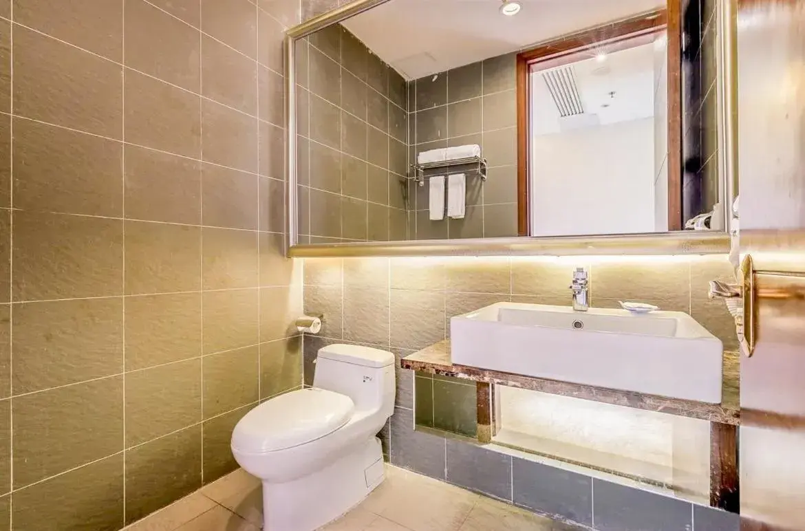 Toilet, Bathroom in Guangzhou Nuomo International Hotel