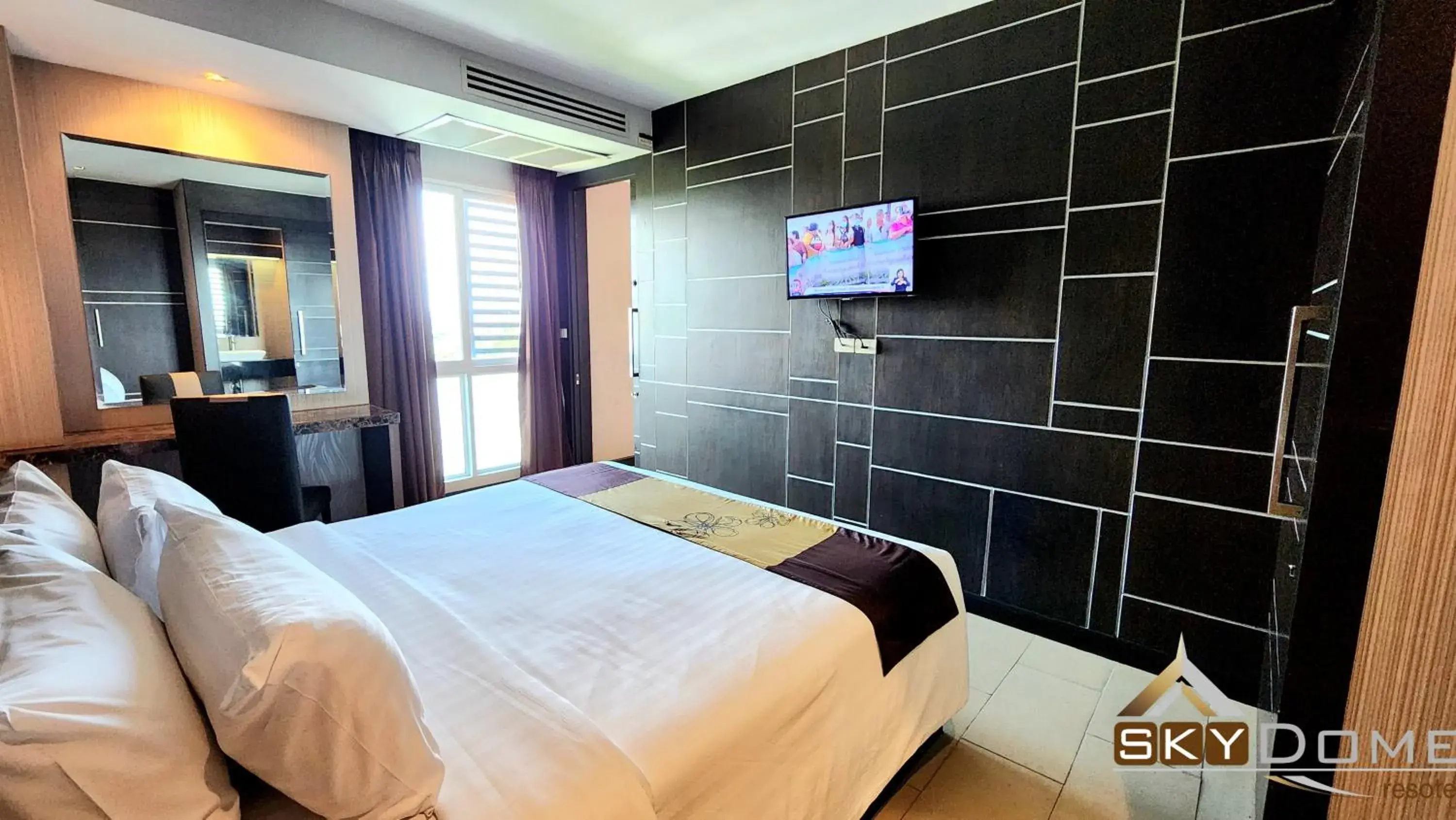 Bed, TV/Entertainment Center in Sky Dome Resotel