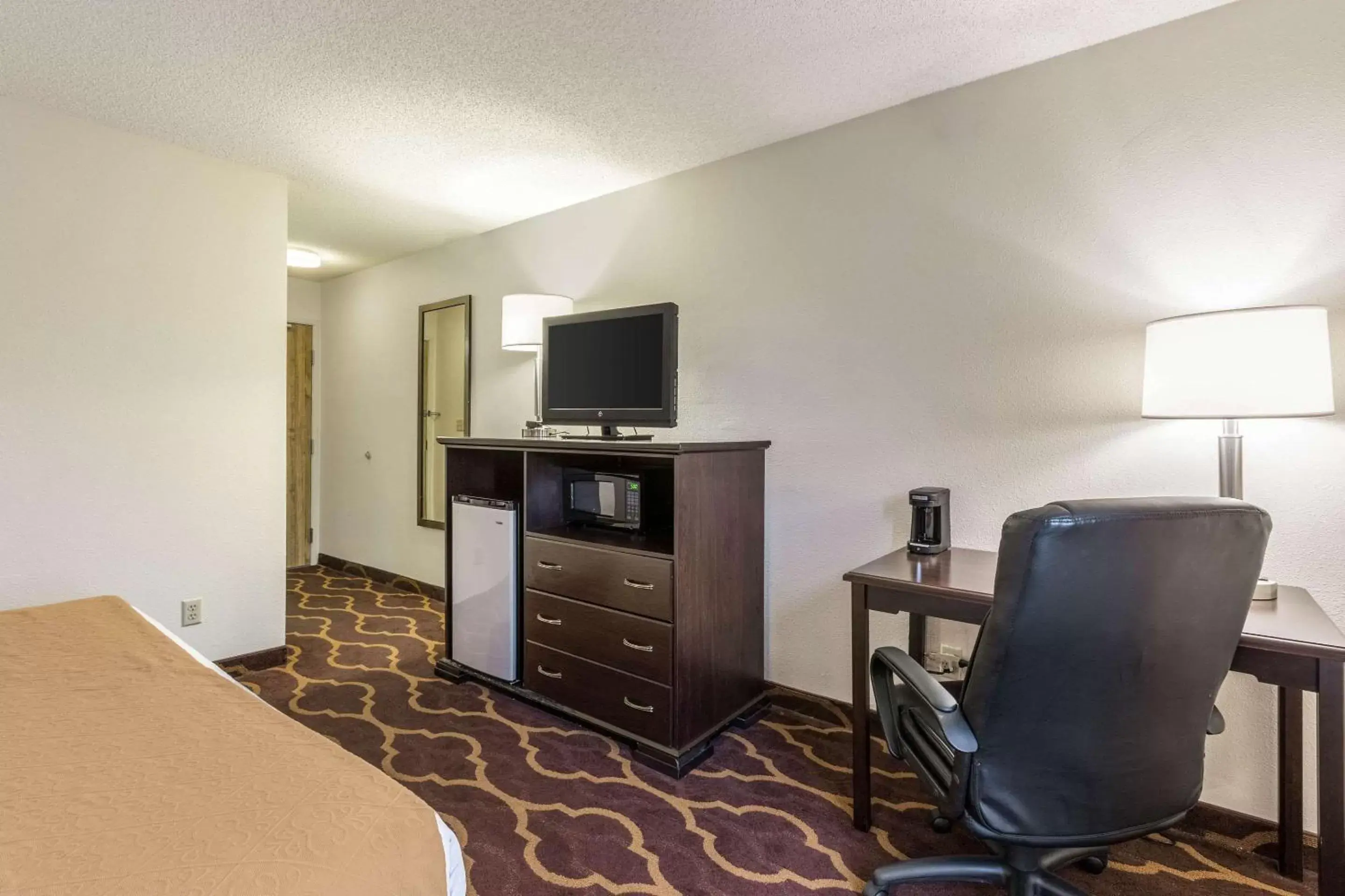 Photo of the whole room, TV/Entertainment Center in Quality Inn Kearney