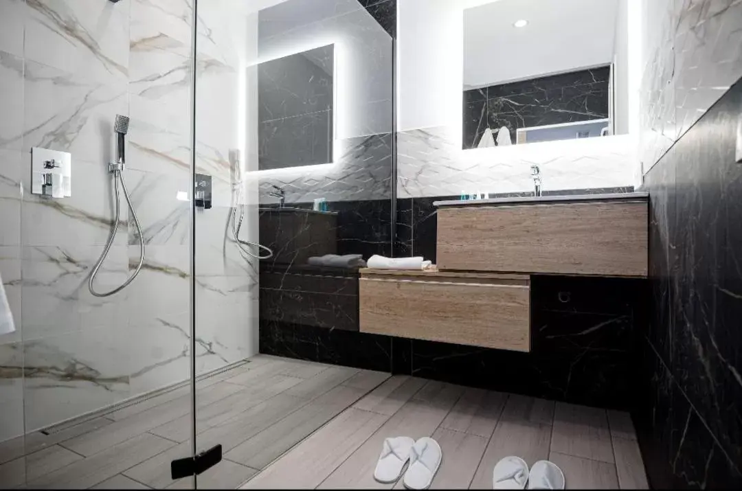 Shower, Bathroom in L'OLYMPE DES SENS