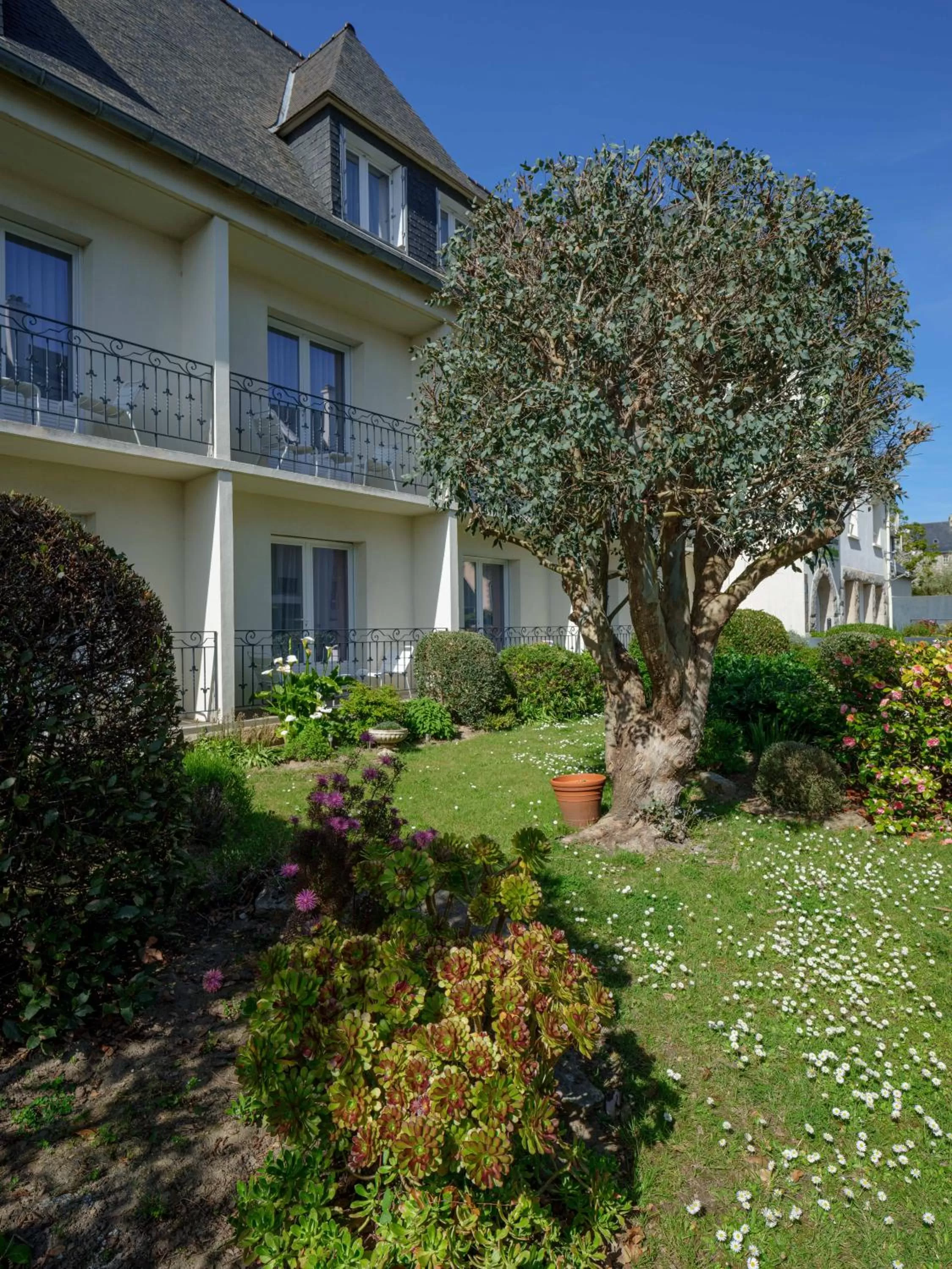 Property building in Hôtel La Résidence des Artistes