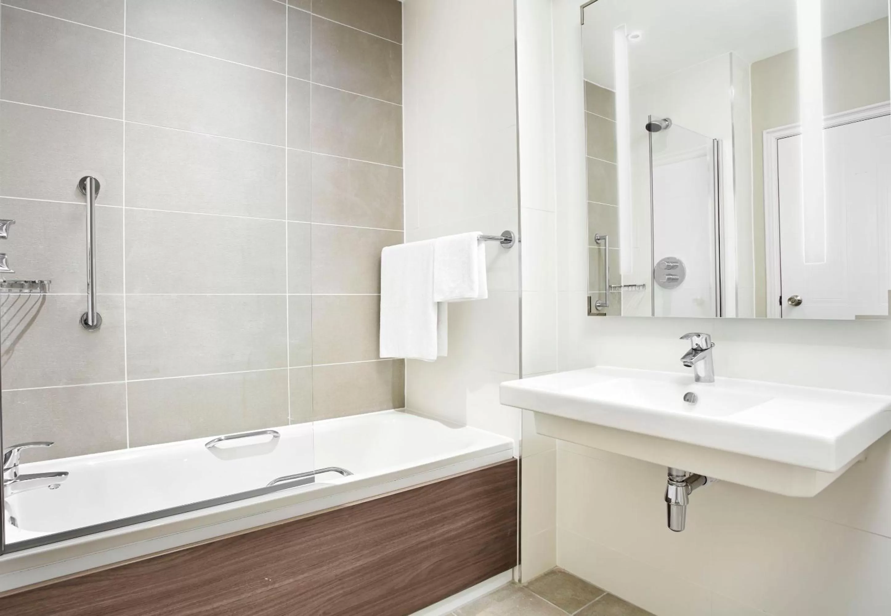 Bathroom in Leonardo Hotel and Conference Venue Hinckley Island