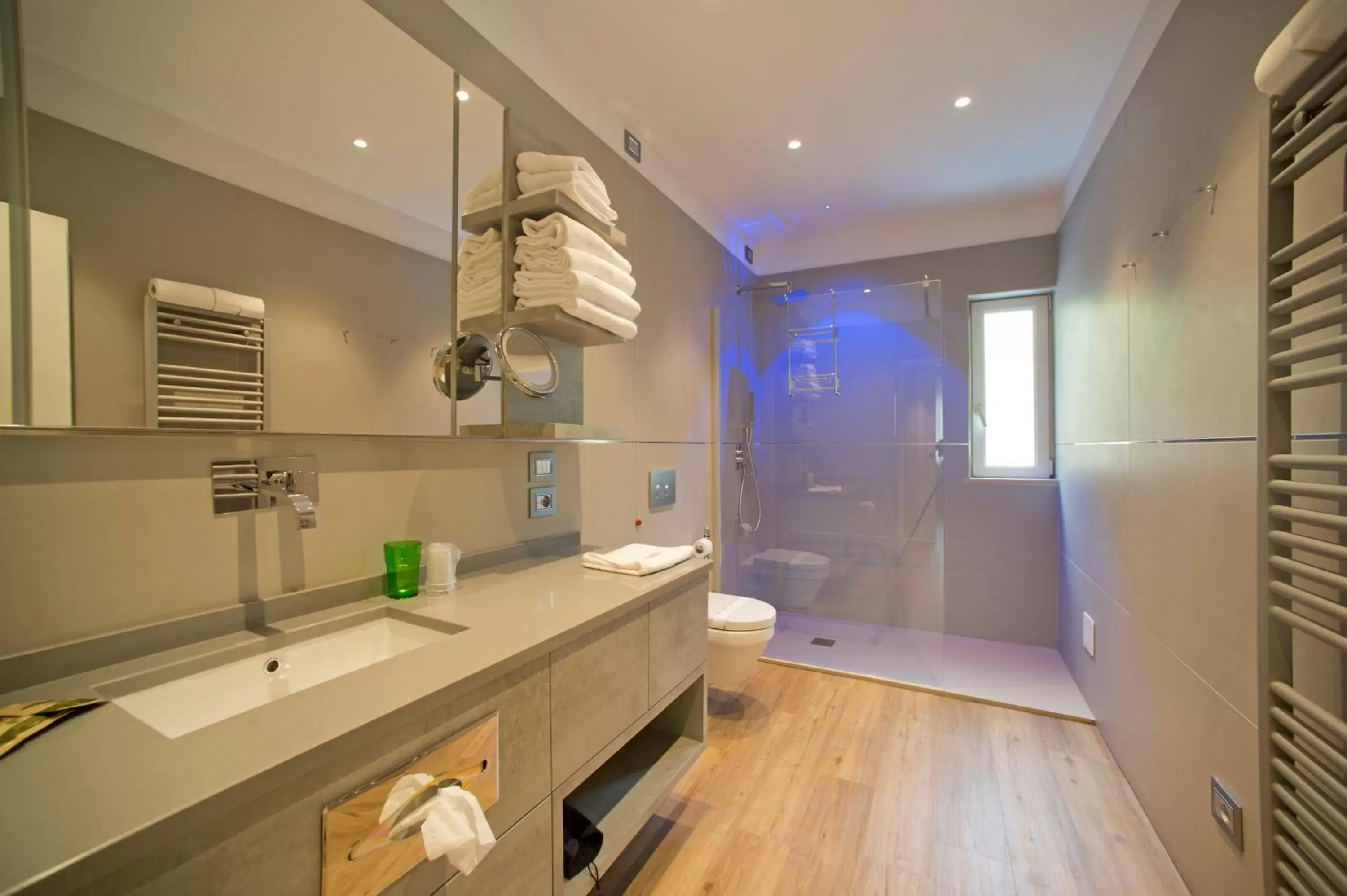 Shower, Kitchen/Kitchenette in Aktivhotel Santalucia