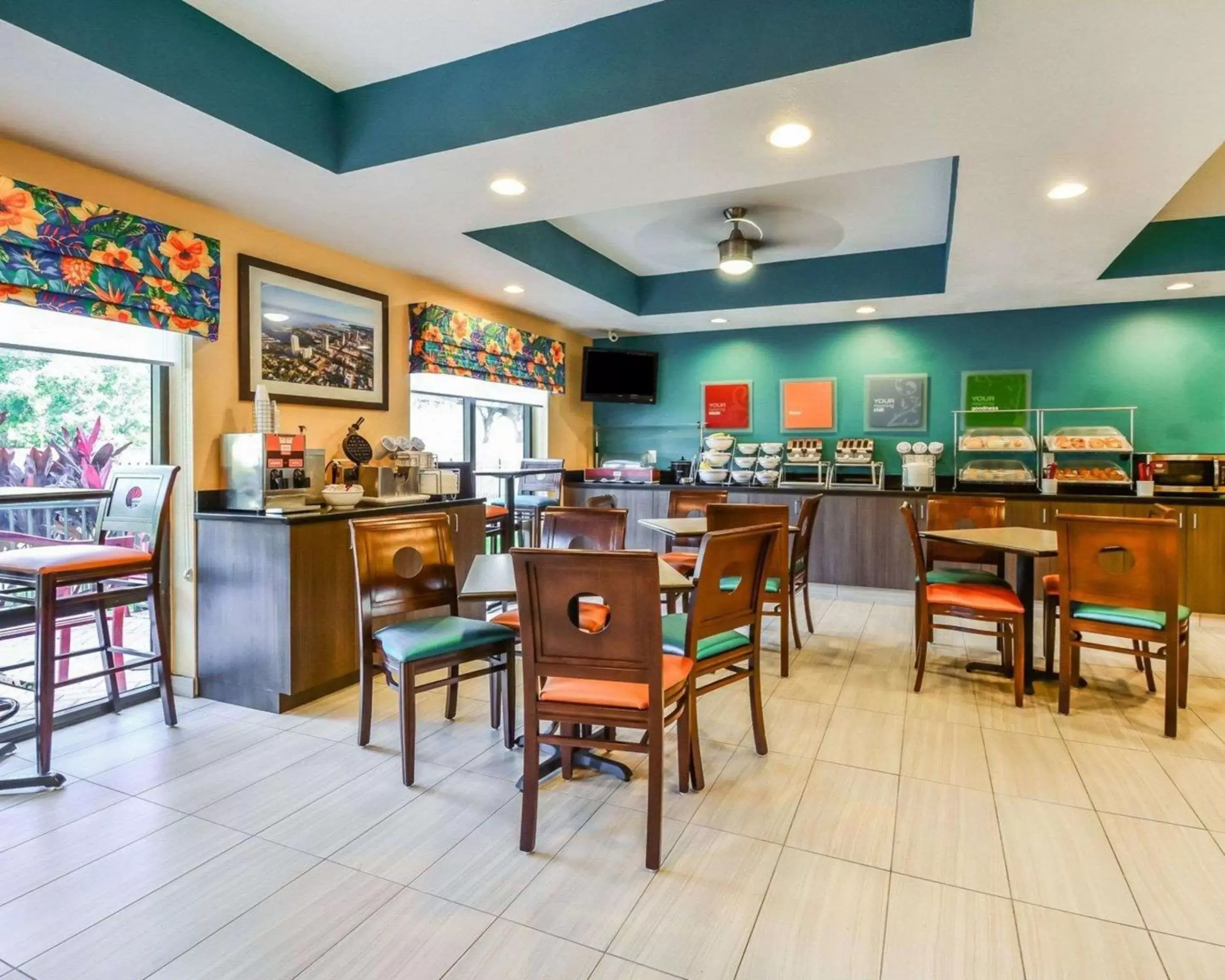 Restaurant/Places to Eat in Comfort Suites Tampa/Brandon