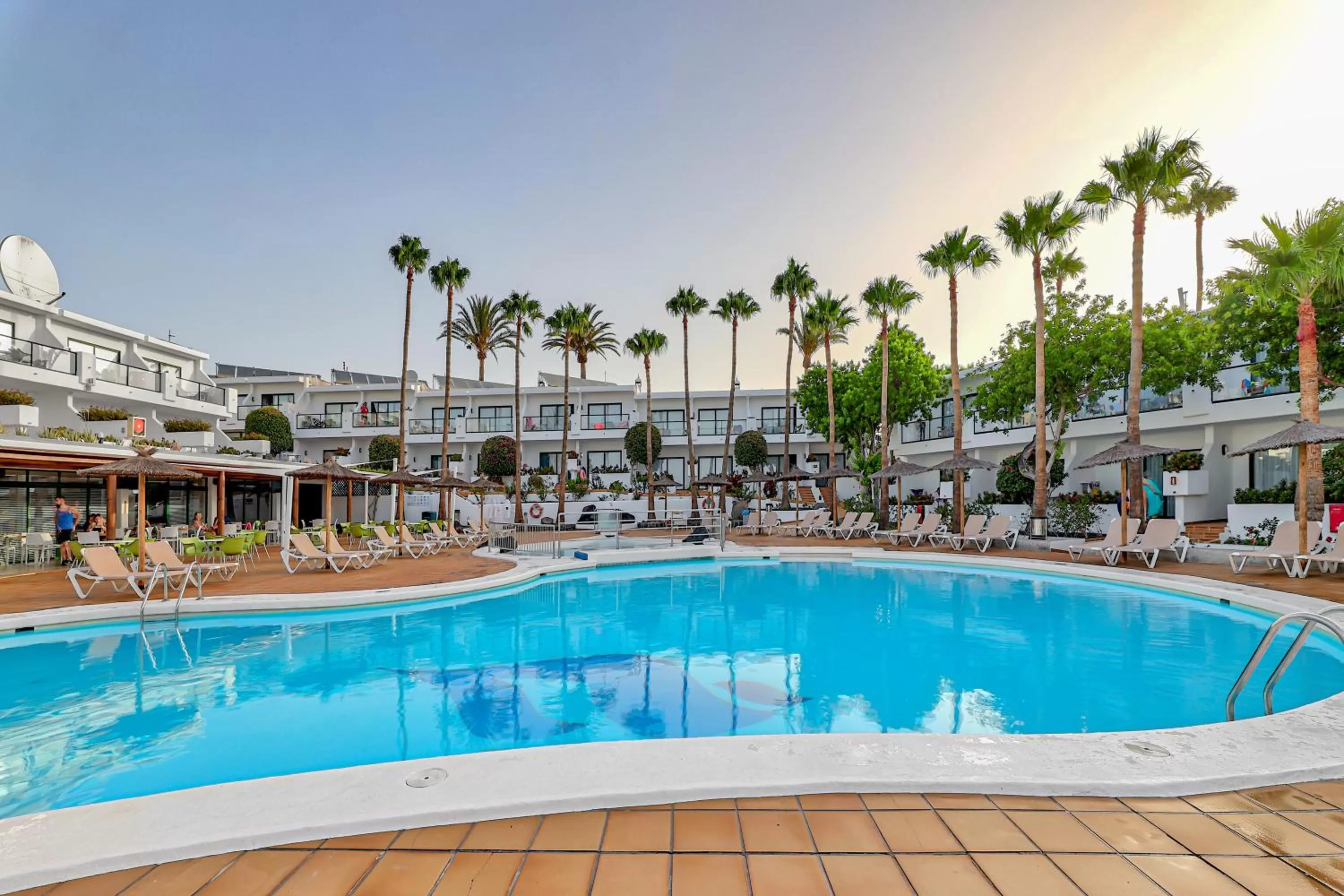 Swimming pool in Hotel THB Flora