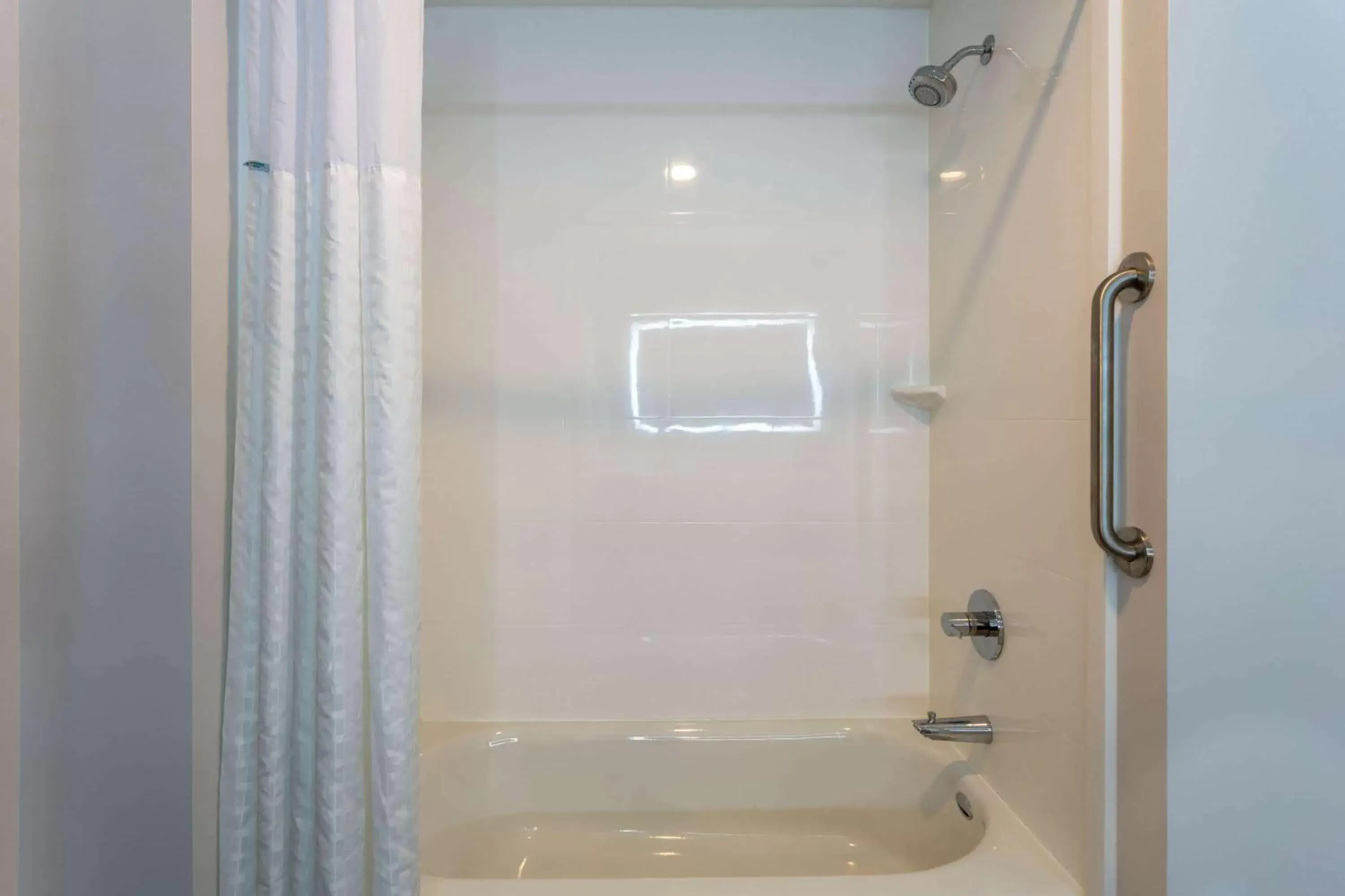 Bathroom in La Quinta Inn & Suites by Wyndham Shorewood