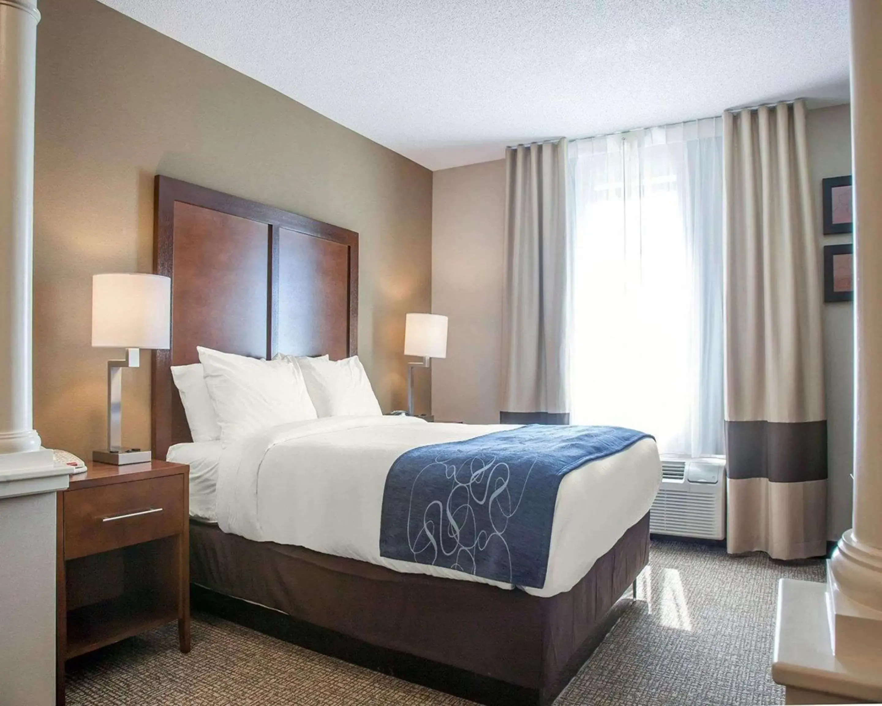 Bedroom, Bed in Comfort Suites West Warwick - Providence