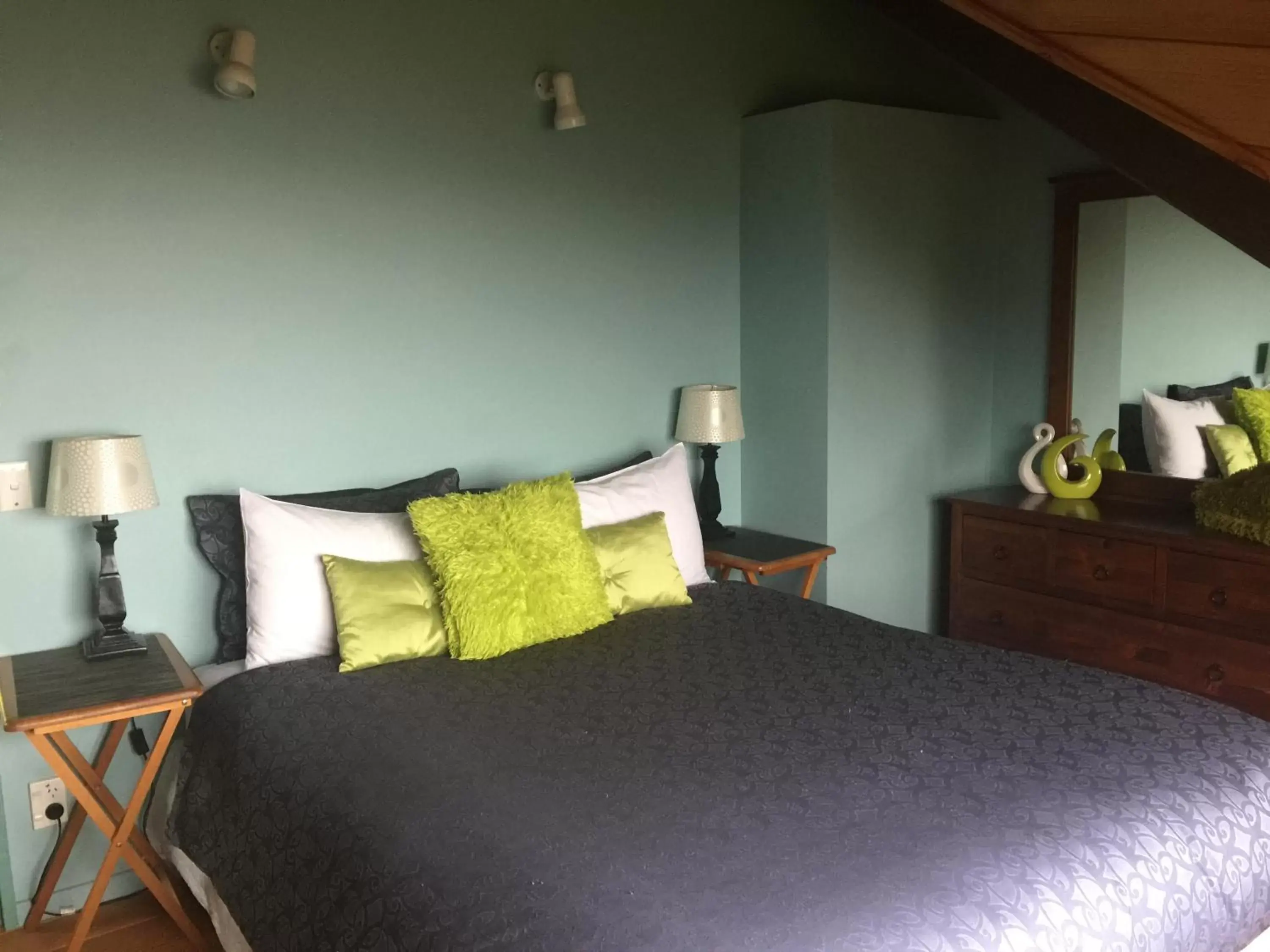 Bedroom, Bed in Grafton Cottage & Chalets