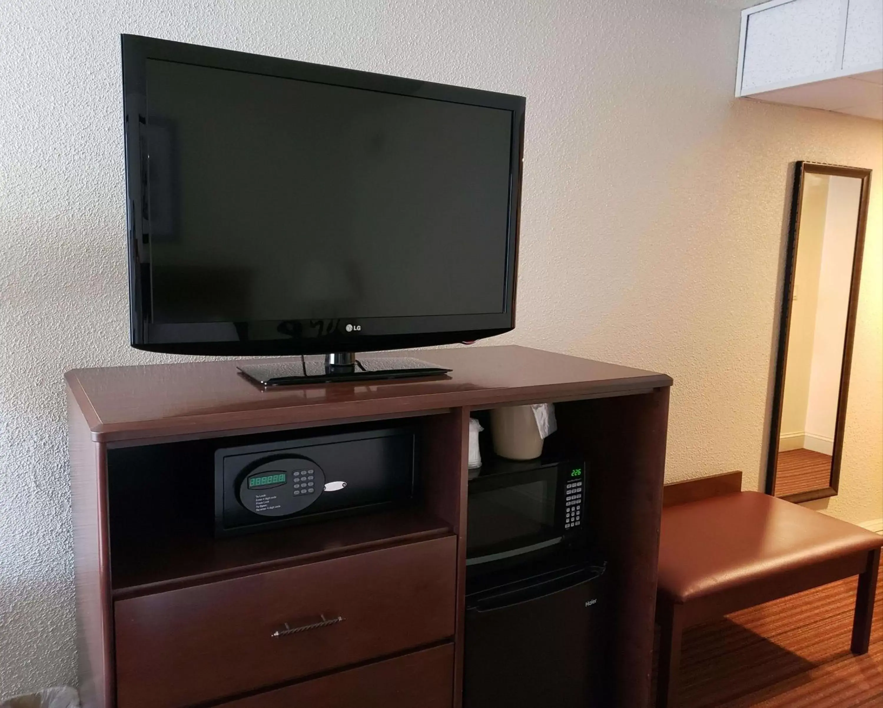 Photo of the whole room, TV/Entertainment Center in Best Western Merry Manor Inn