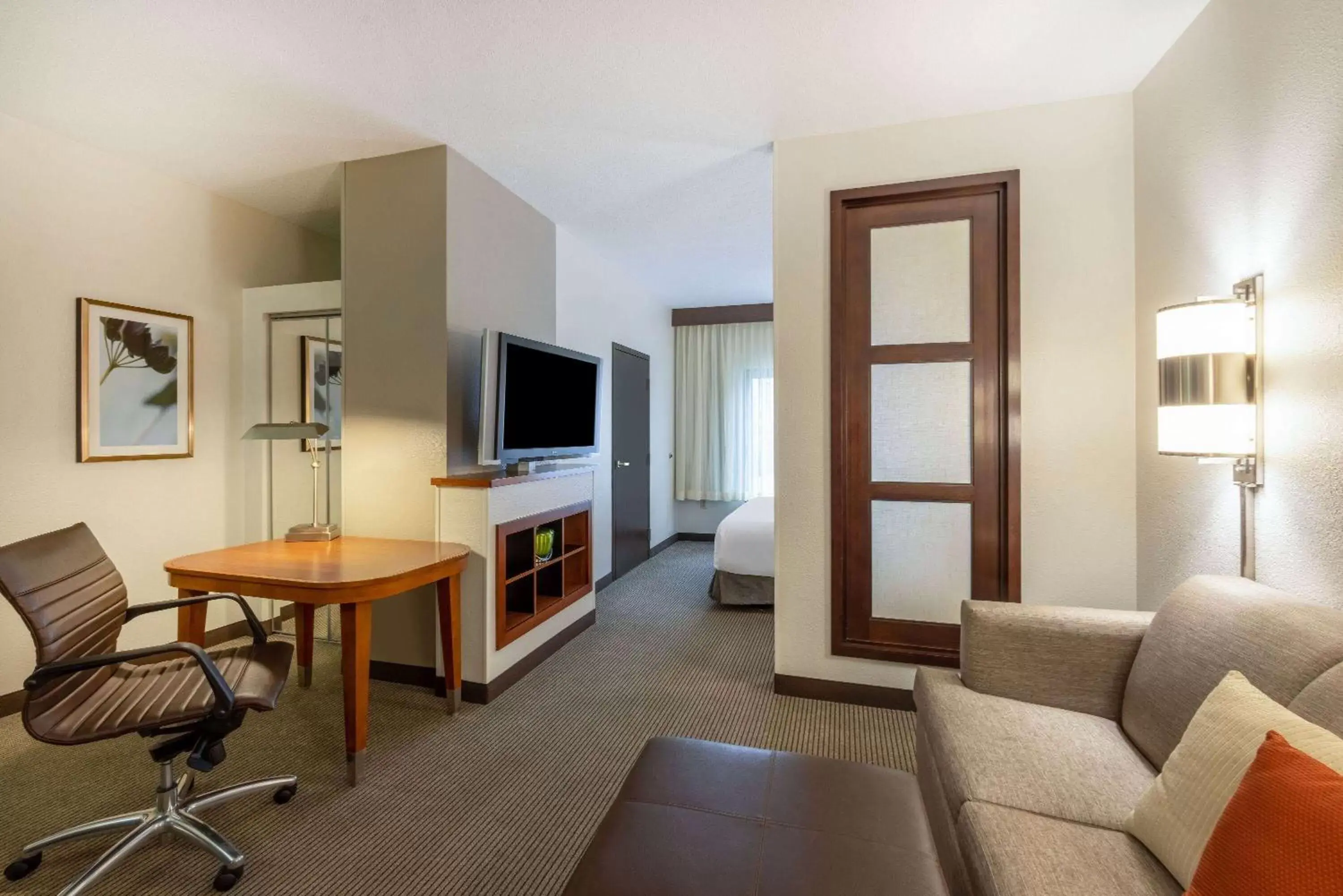 Bed, Seating Area in Wyndham Garden Kansas City Airport