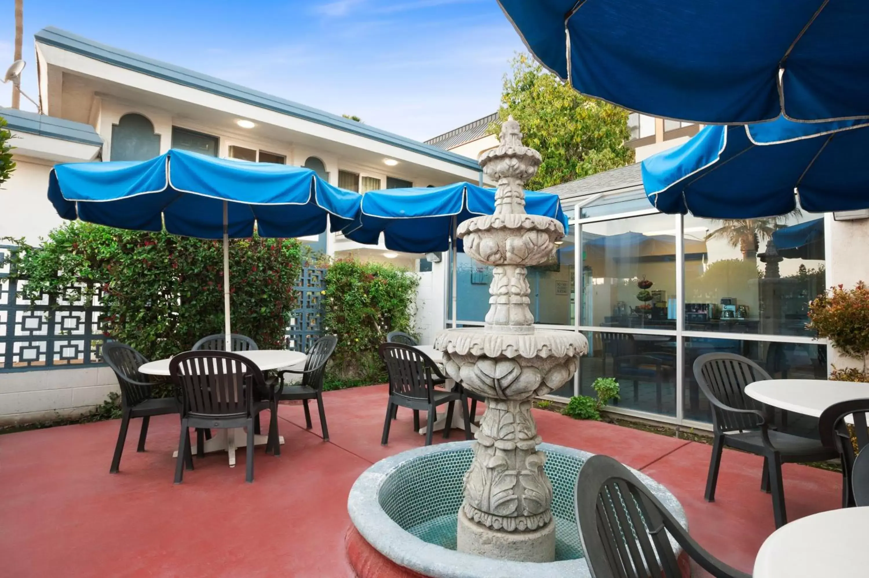 Patio, Restaurant/Places to Eat in Travelodge by Wyndham Bakersfield