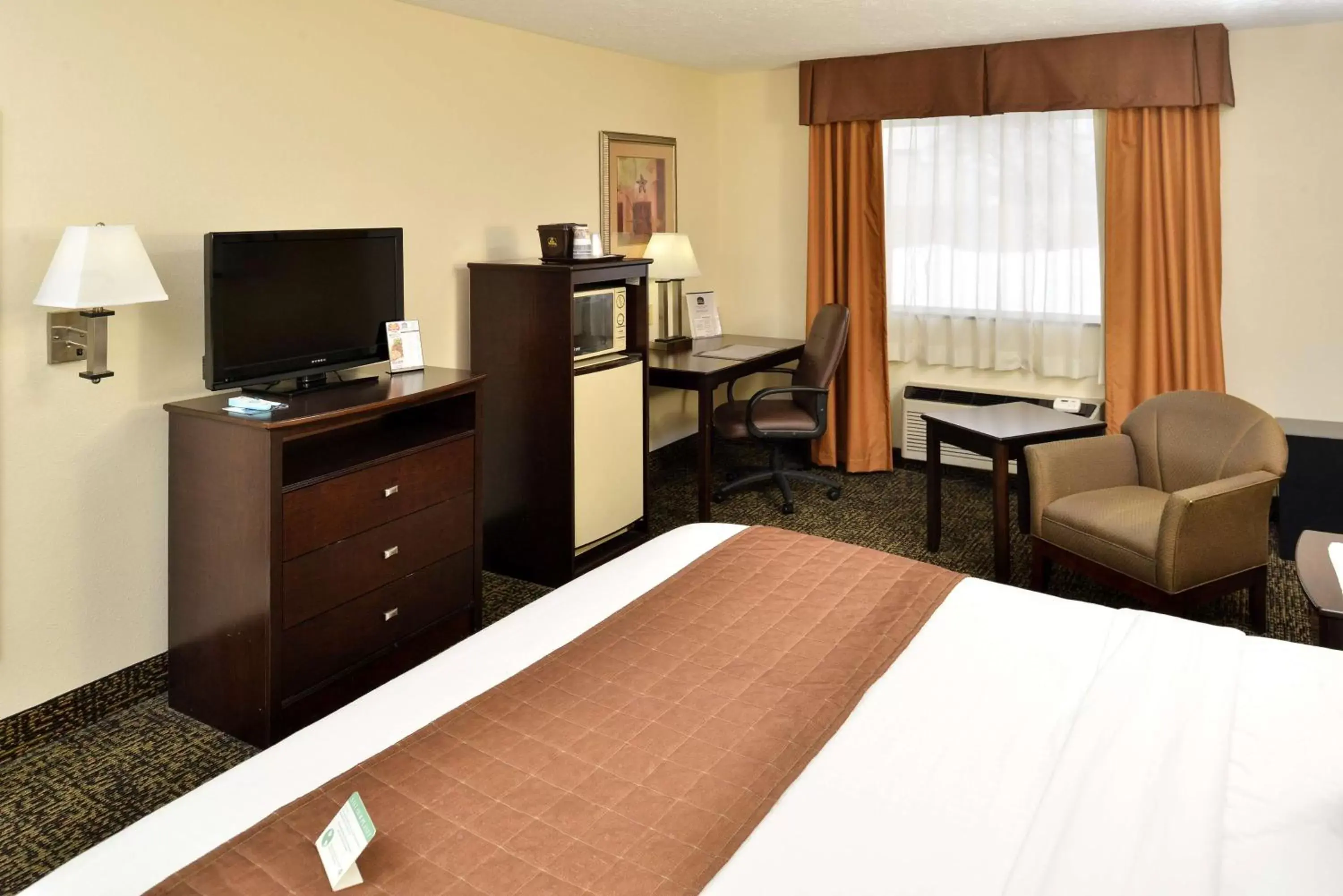 Photo of the whole room, TV/Entertainment Center in Best Western Elyria