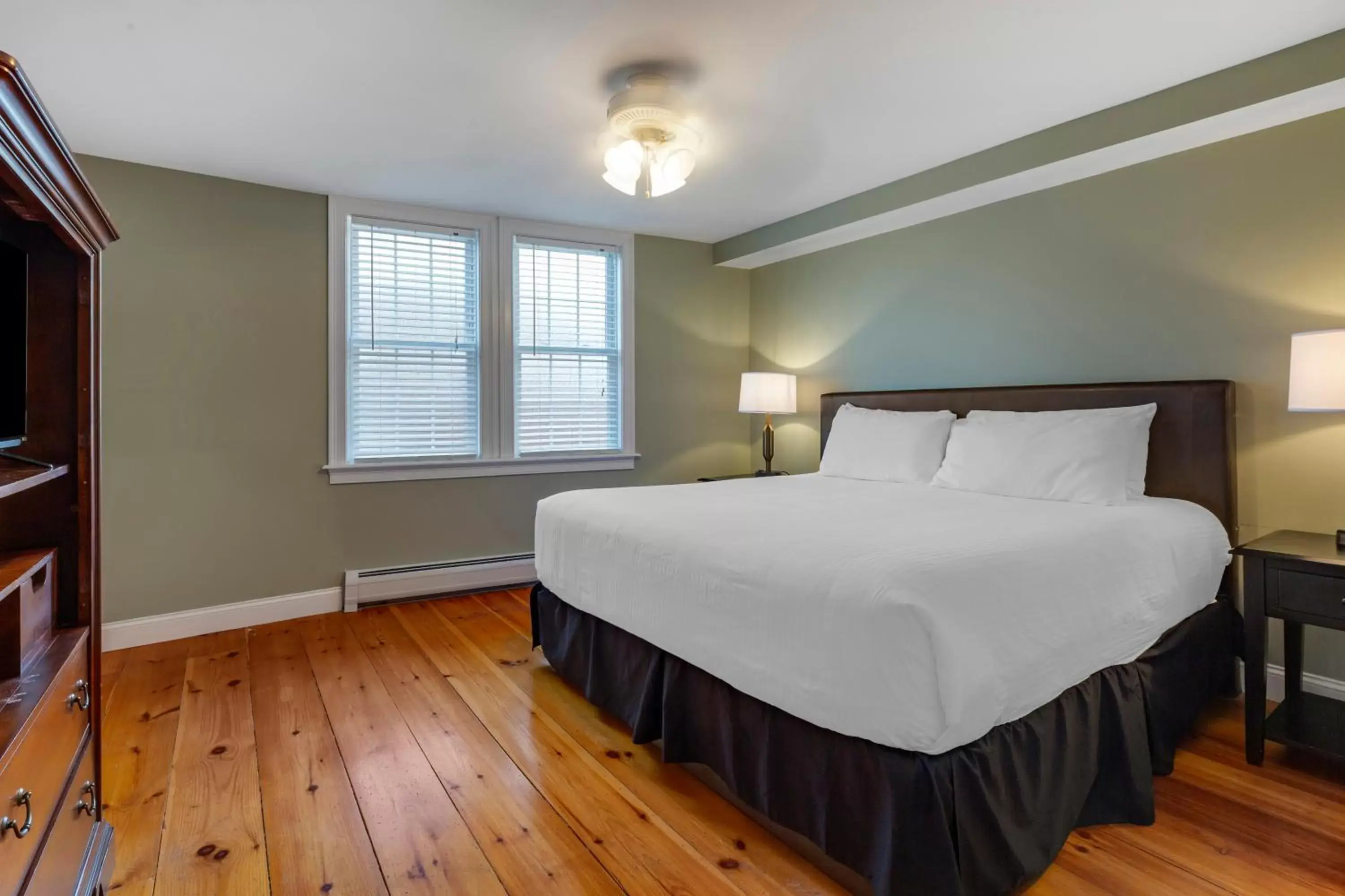 Photo of the whole room, Bed in Essex Street Inn & Suites, Ascend Hotel Collection