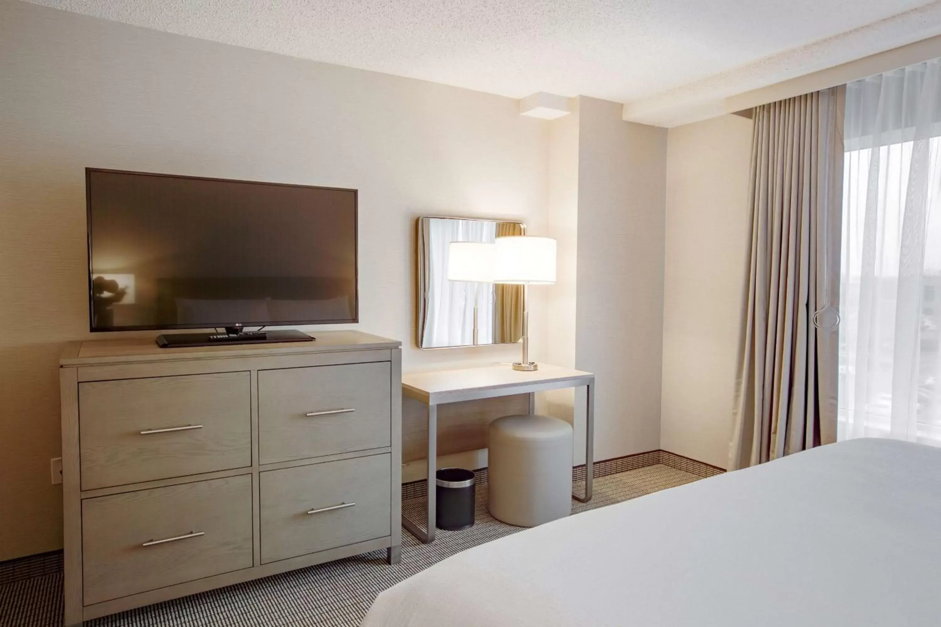 Bed, TV/Entertainment Center in Embassy Suites by Hilton Columbus Dublin