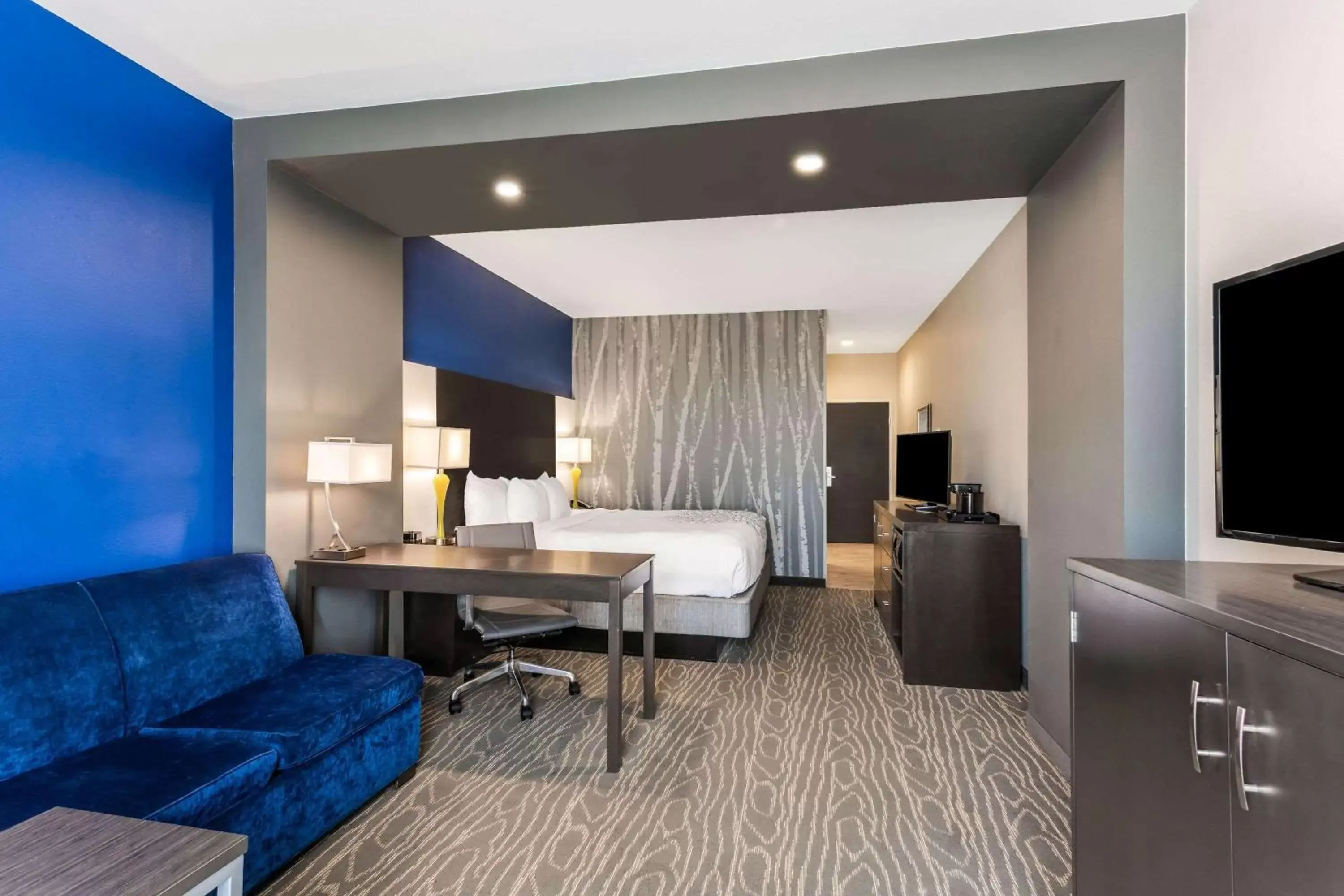 Photo of the whole room, Seating Area in La Quinta by Wyndham Odessa North - Sienna Tower