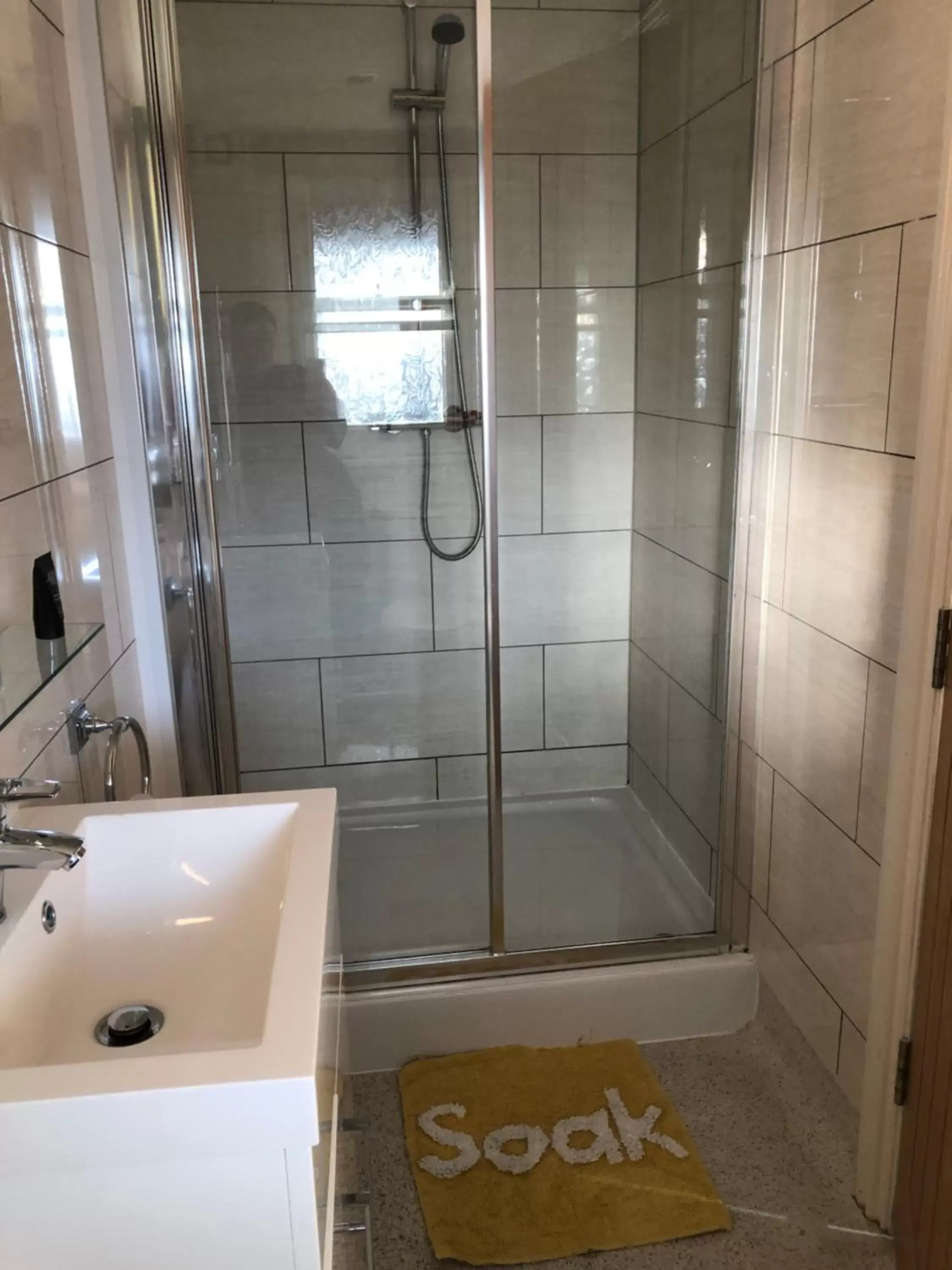 Shower, Bathroom in Queen Phillippa