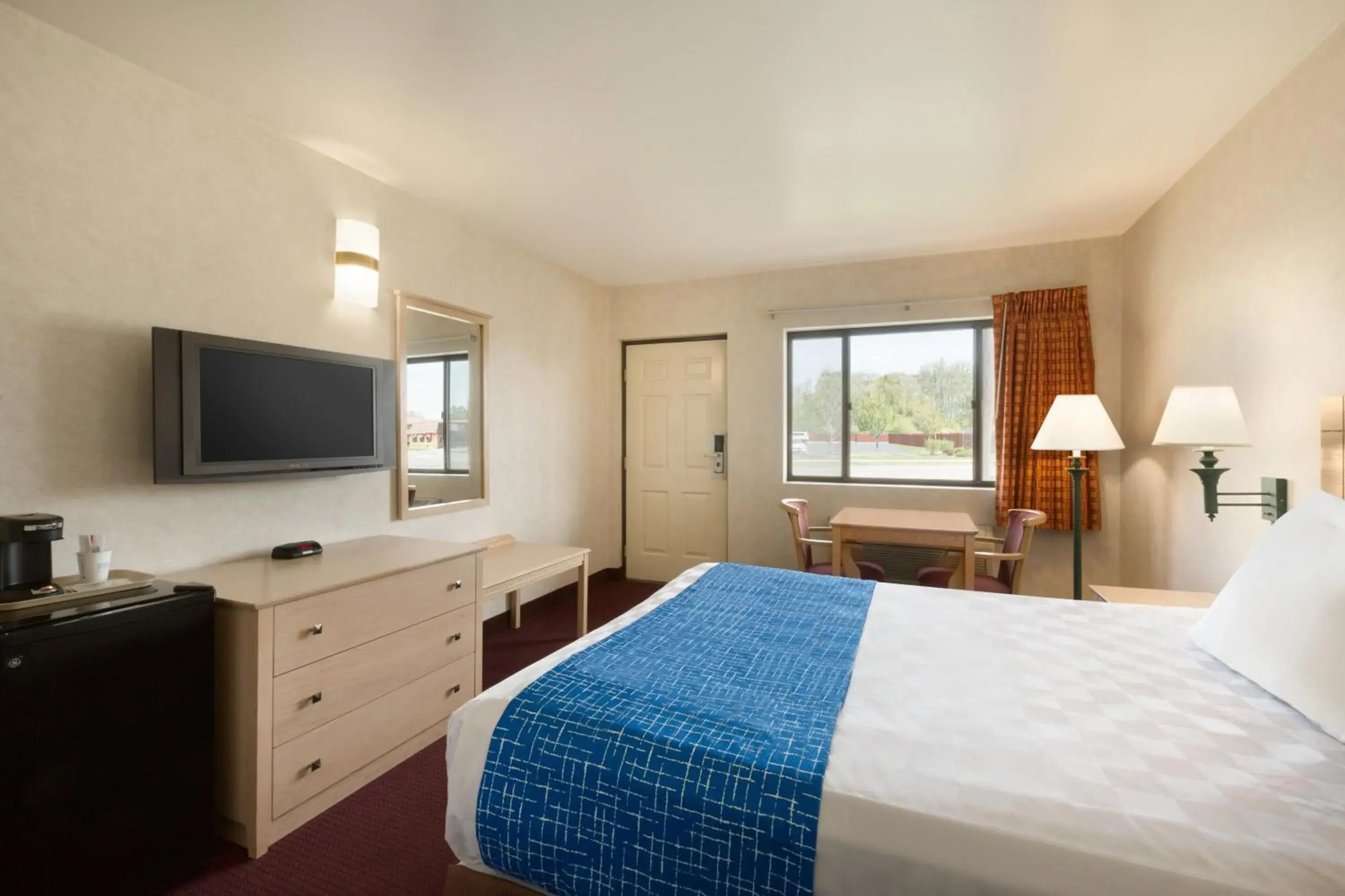 Photo of the whole room, Bed in Travelodge by Wyndham Niagara Falls