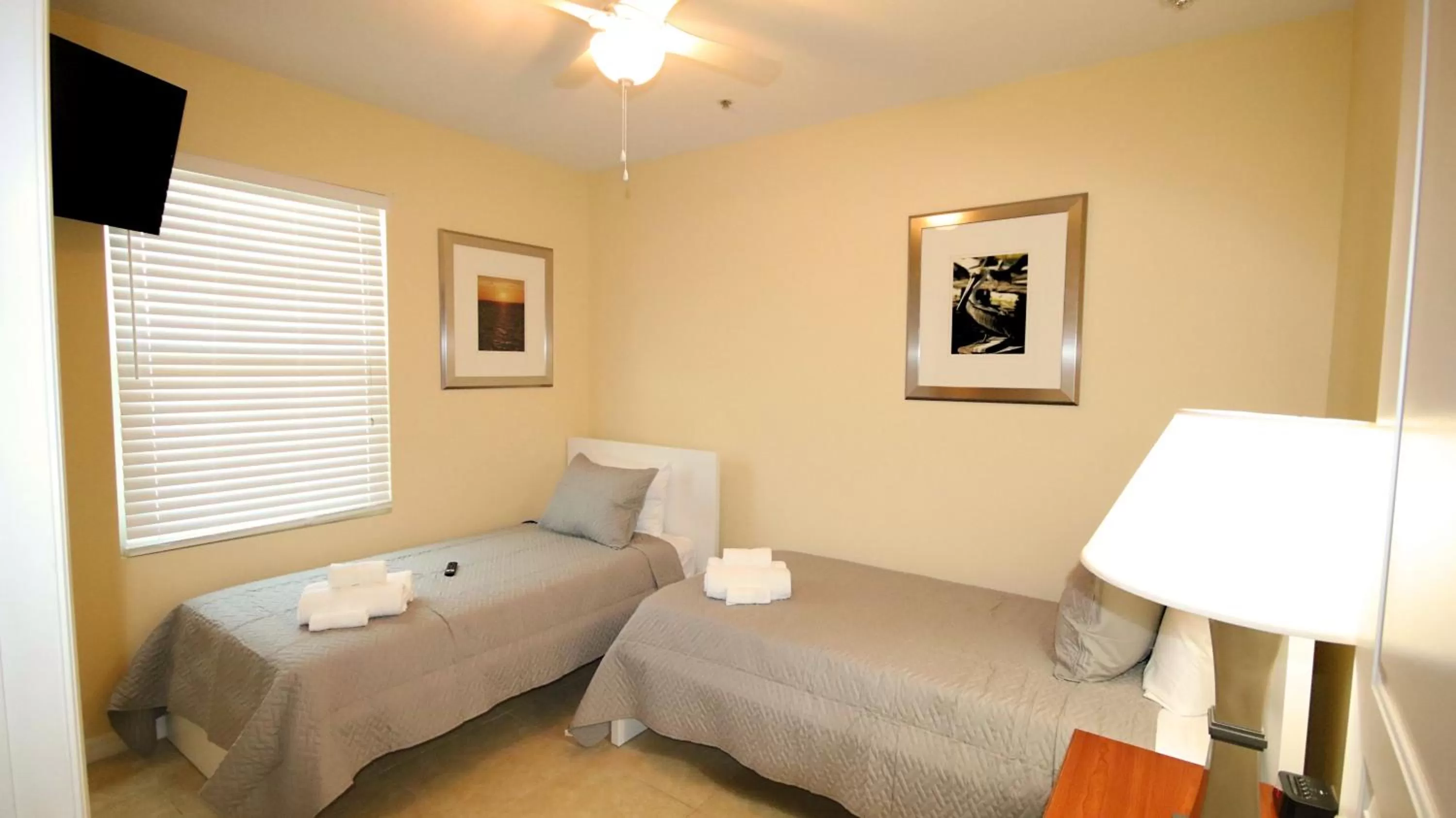 Bed in John's Pass Hotel - Fully Remote Check In