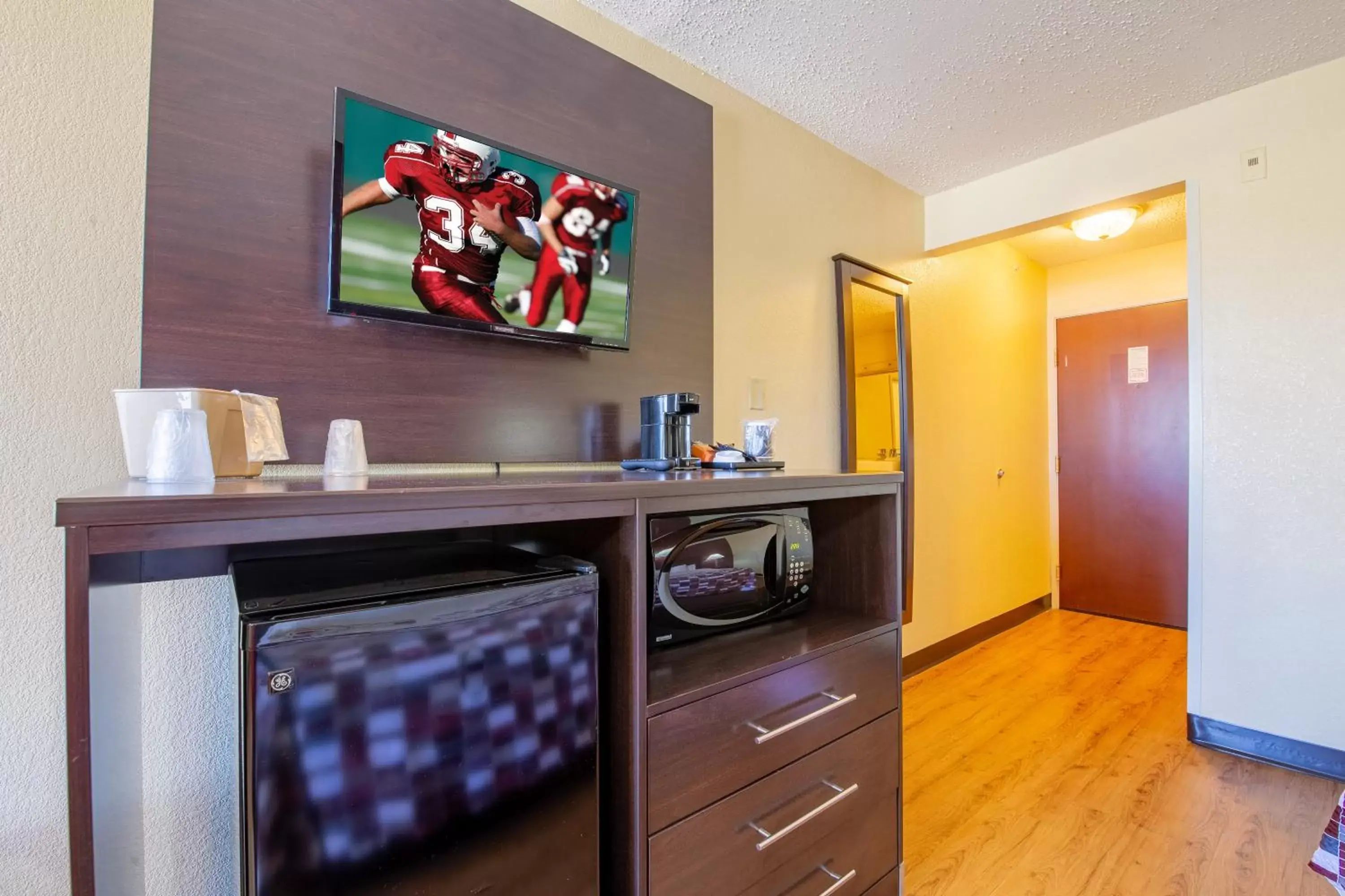 Photo of the whole room, TV/Entertainment Center in Red Roof Inn & Suites Indianapolis Airport