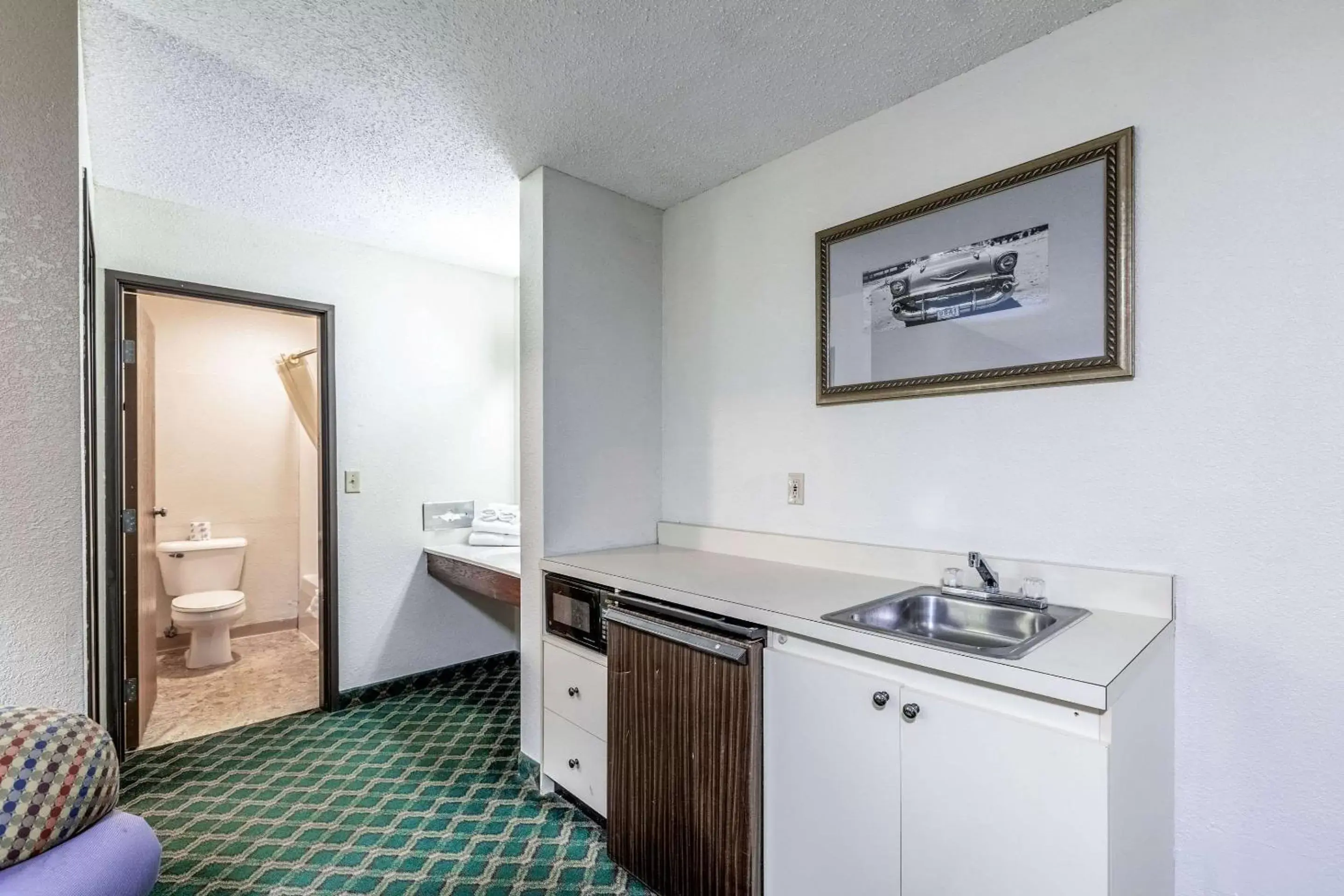 Photo of the whole room, Kitchen/Kitchenette in Econo Lodge Inn & Suites