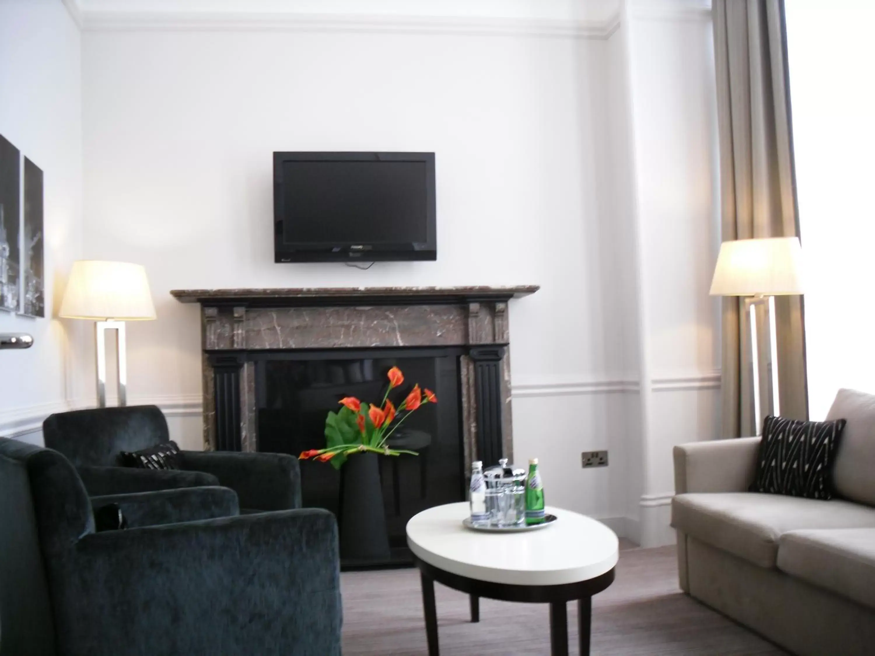 Lounge or bar, Seating Area in Mercure Aberdeen Caledonian Hotel