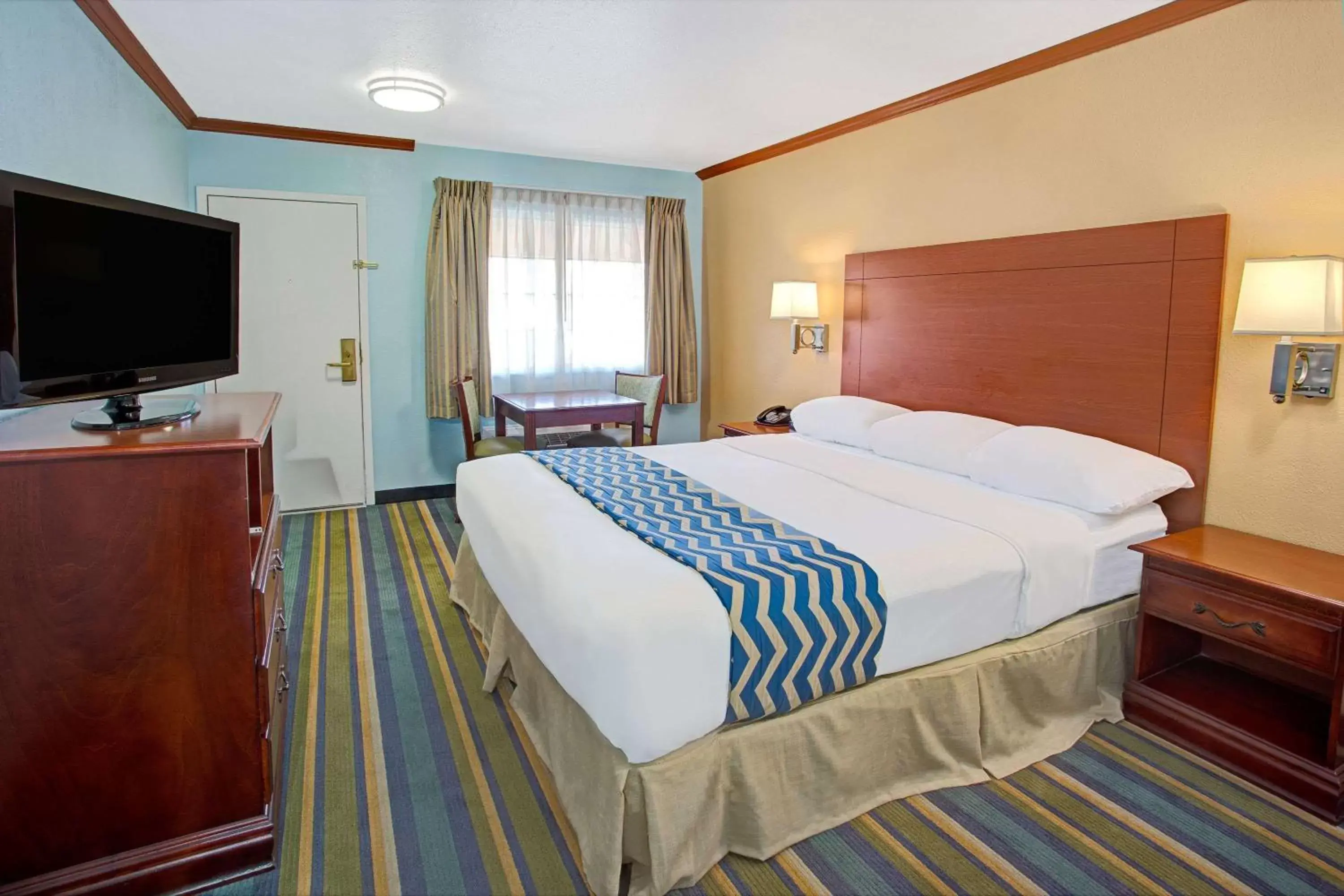 Photo of the whole room, Bed in Travelodge by Wyndham Bishop