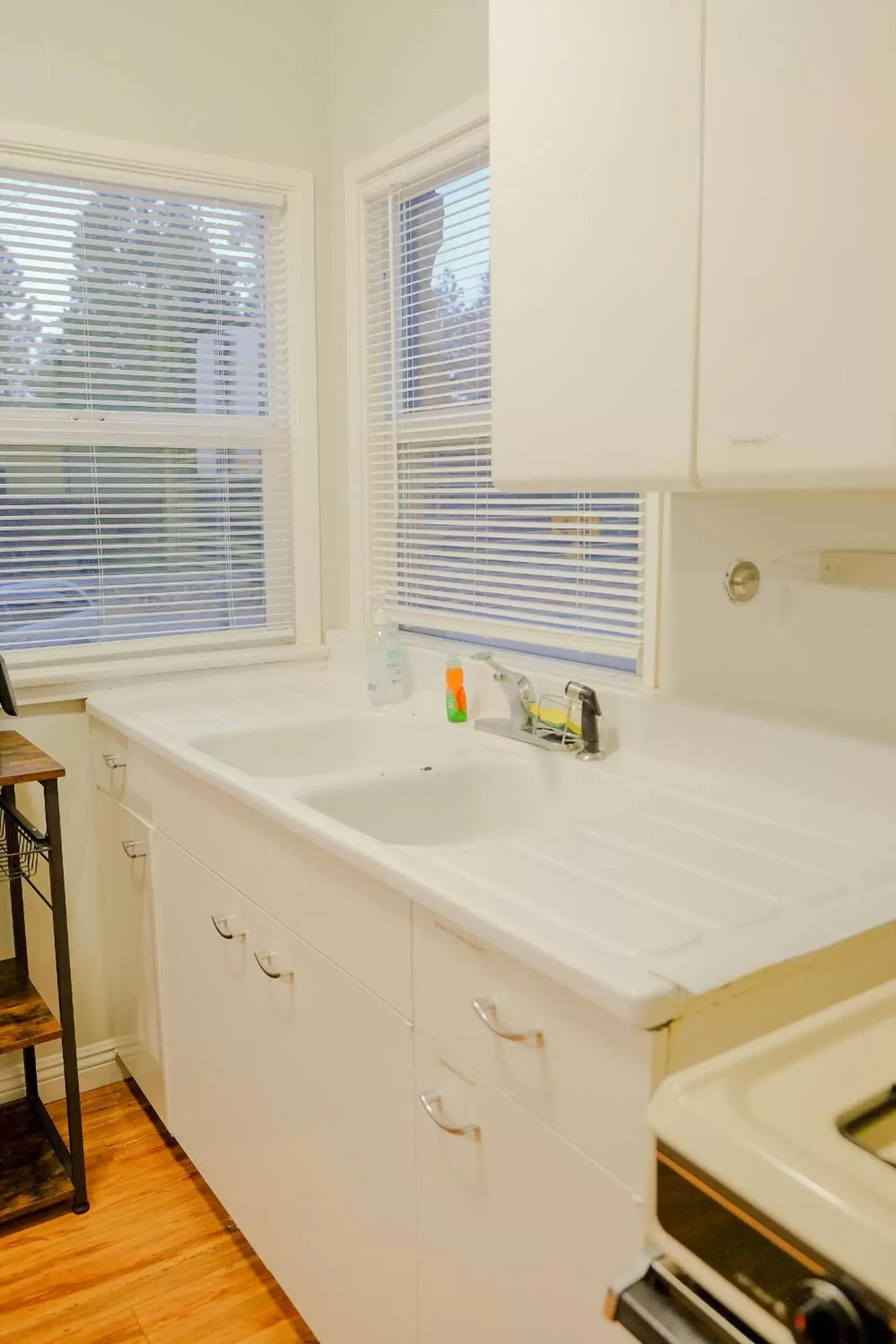 Kitchen or kitchenette, Kitchen/Kitchenette in Sherwood Arms Motel