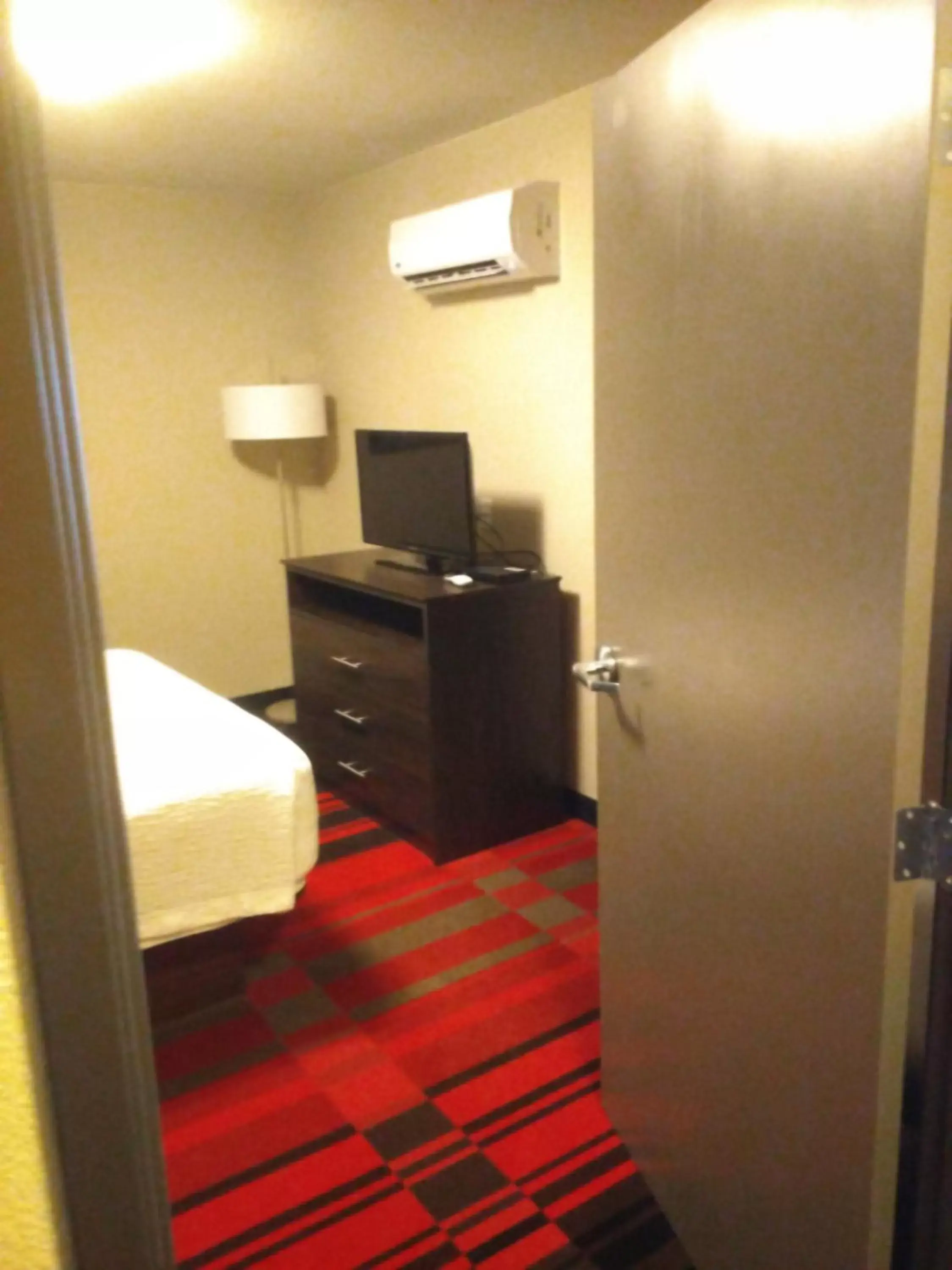 Bedroom, TV/Entertainment Center in Best Western Roosevelt Place