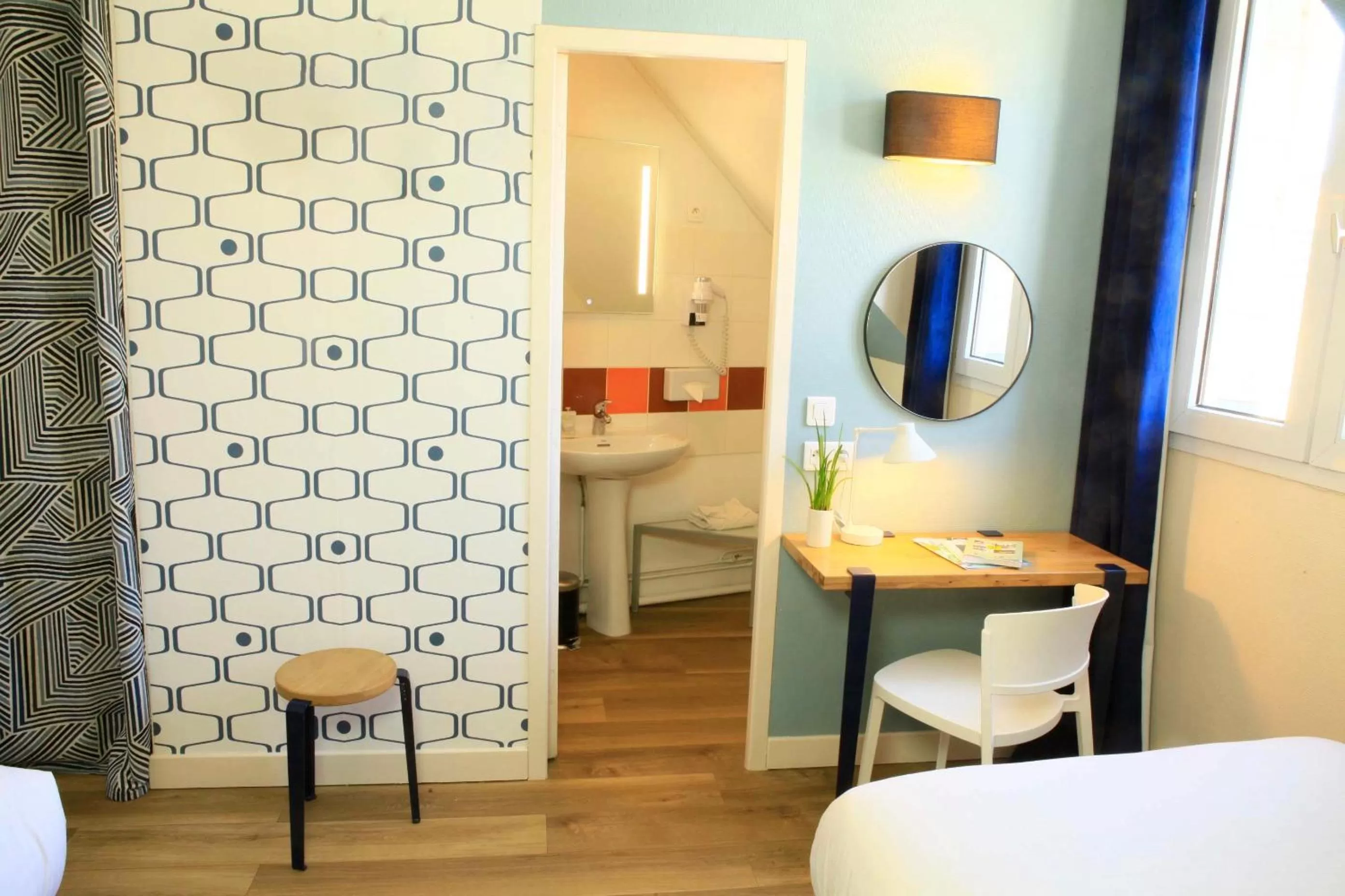 Bathroom, Bed in Logis Hôtels- Hôtel Marguerite d'Anjou Angers château