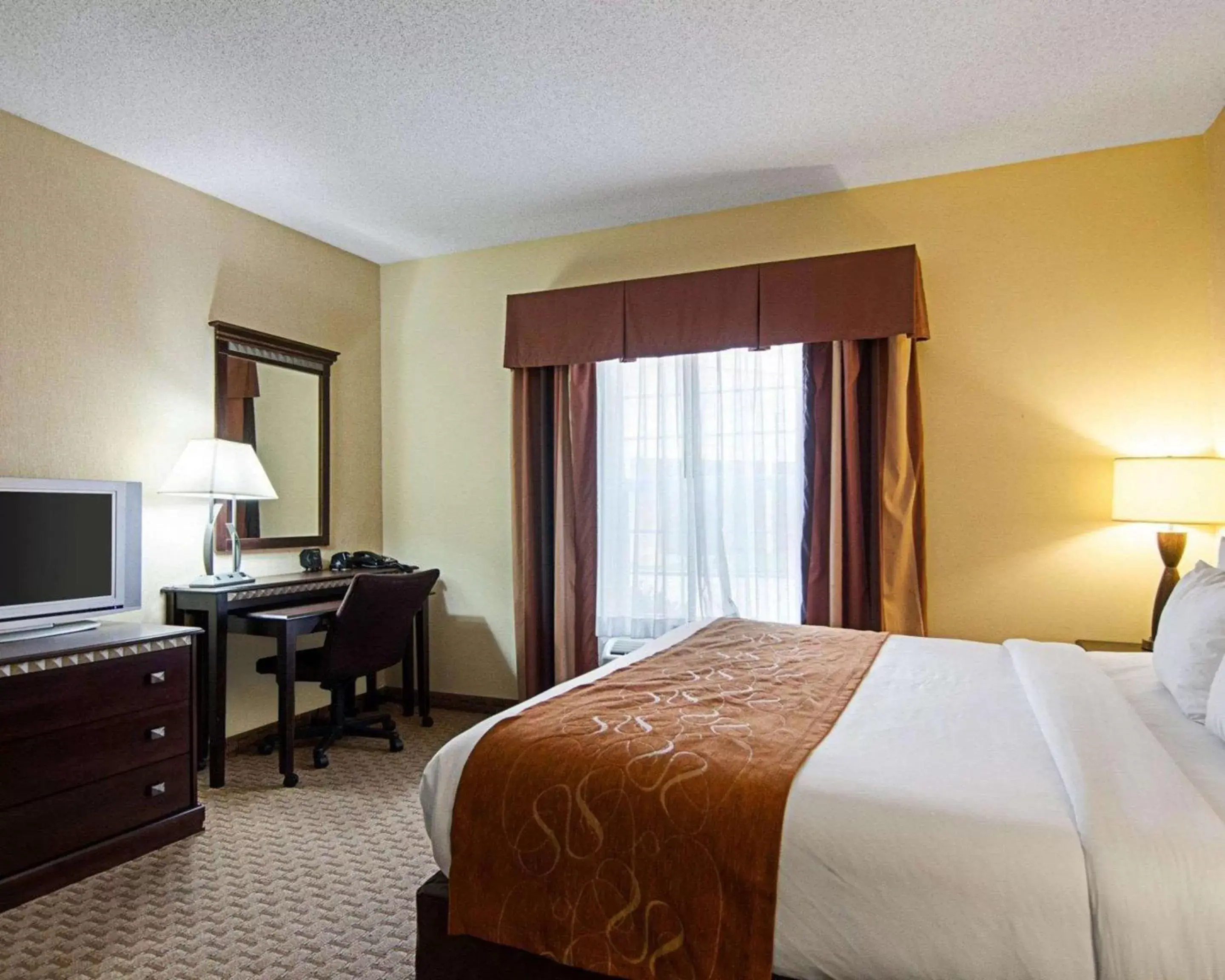 Photo of the whole room, Bed in Comfort Suites Conway