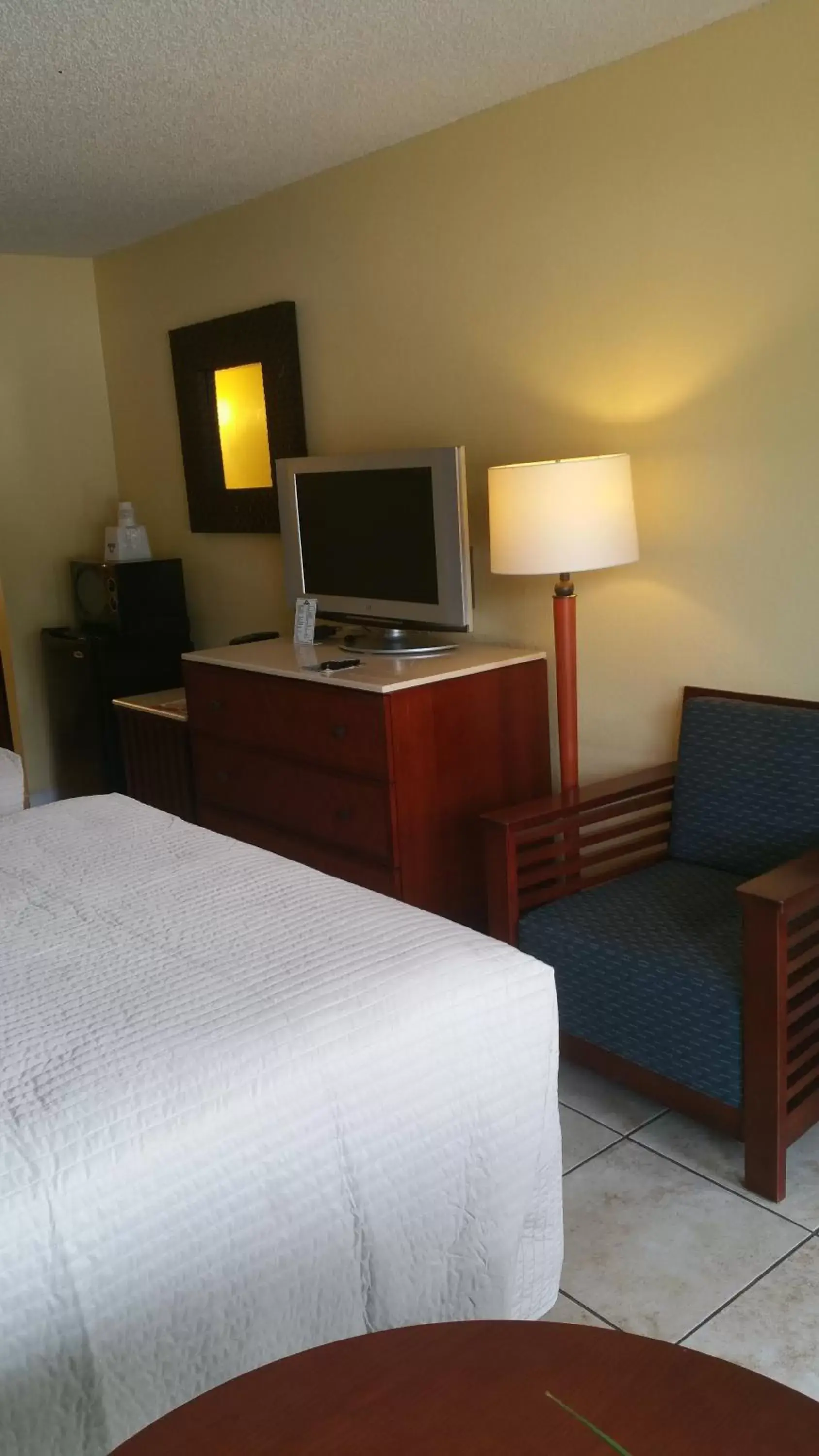 Bedroom, TV/Entertainment Center in Days Inn by Wyndham Cocoa Cruiseport West At I-95/524