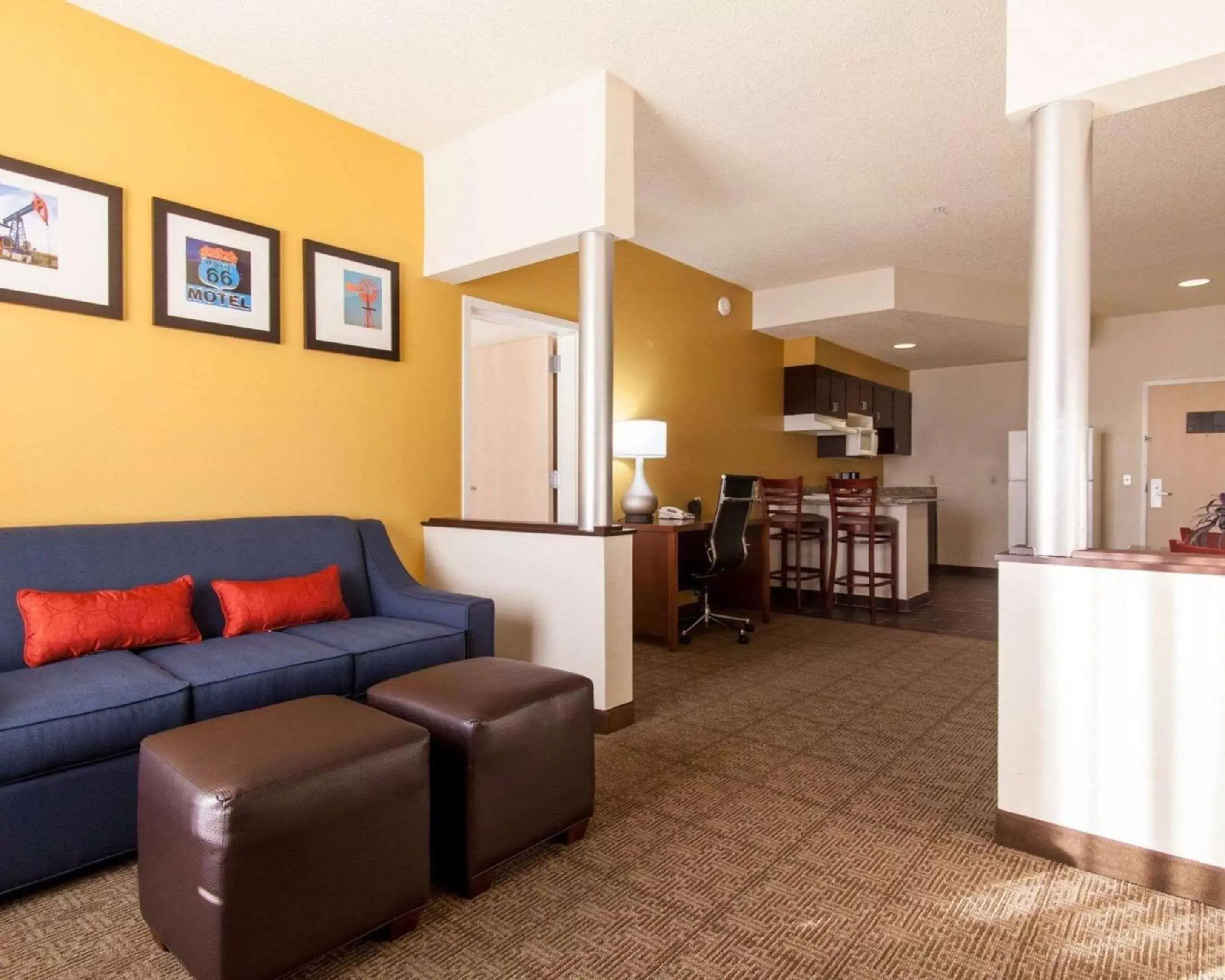 Photo of the whole room, Seating Area in Comfort Suites Central / I-44