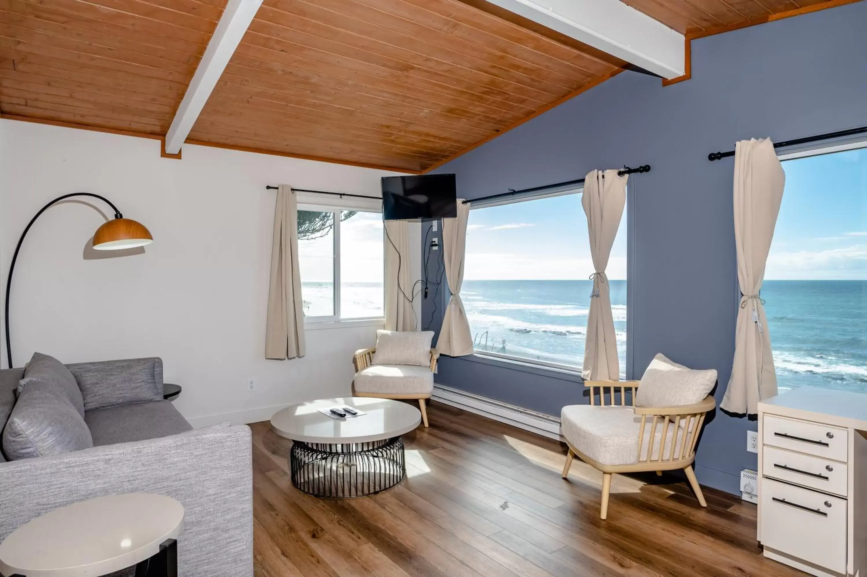 Living room in Seagull Beachfront Inn