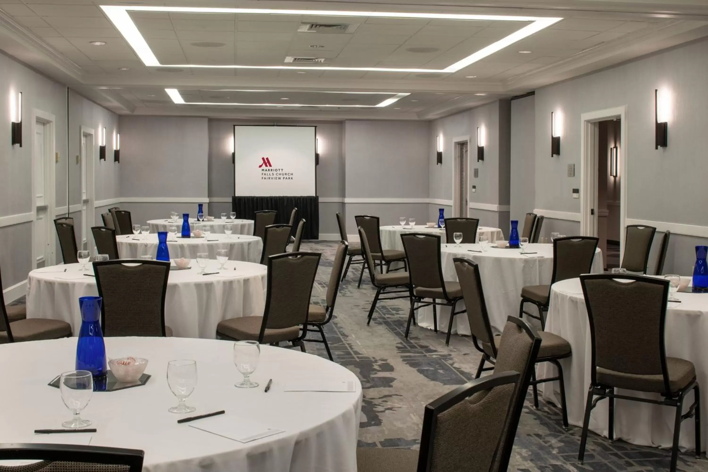 Meeting/conference room, Restaurant/Places to Eat in Falls Church Marriott Fairview Park