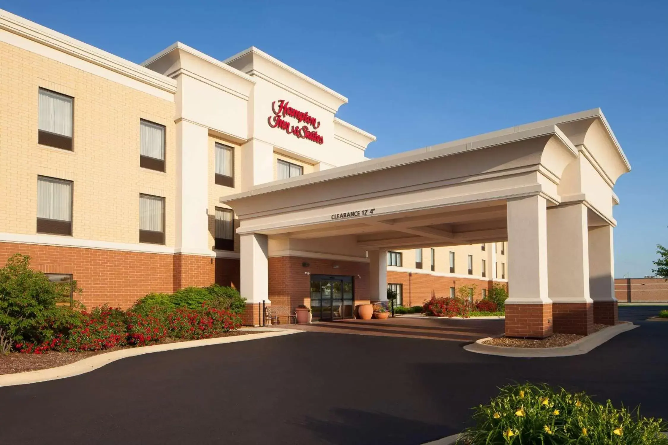 Property building in Hampton Inn & Suites Chicago/Saint Charles Property building in Hampton Inn & Suites Chicago/Saint Charles