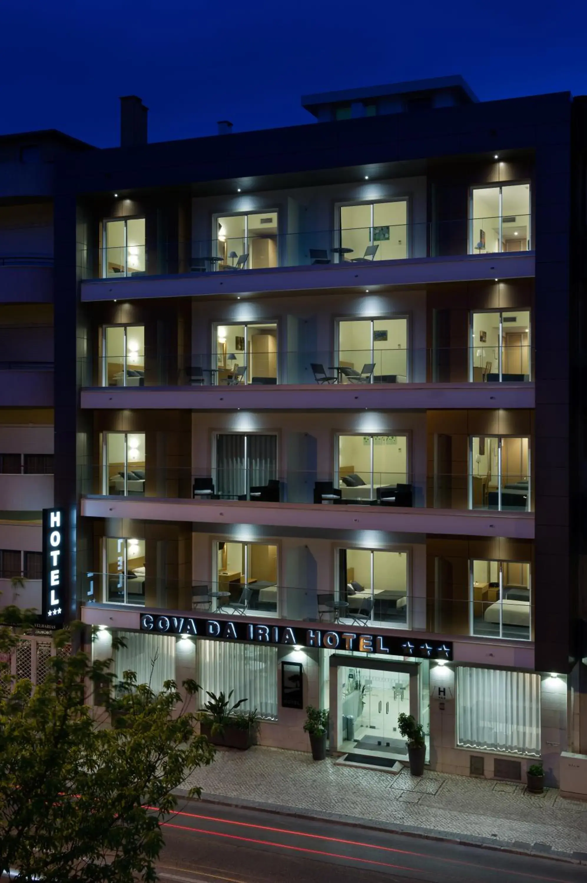 Facade/entrance, Property Building in Cova da Iria Hotel