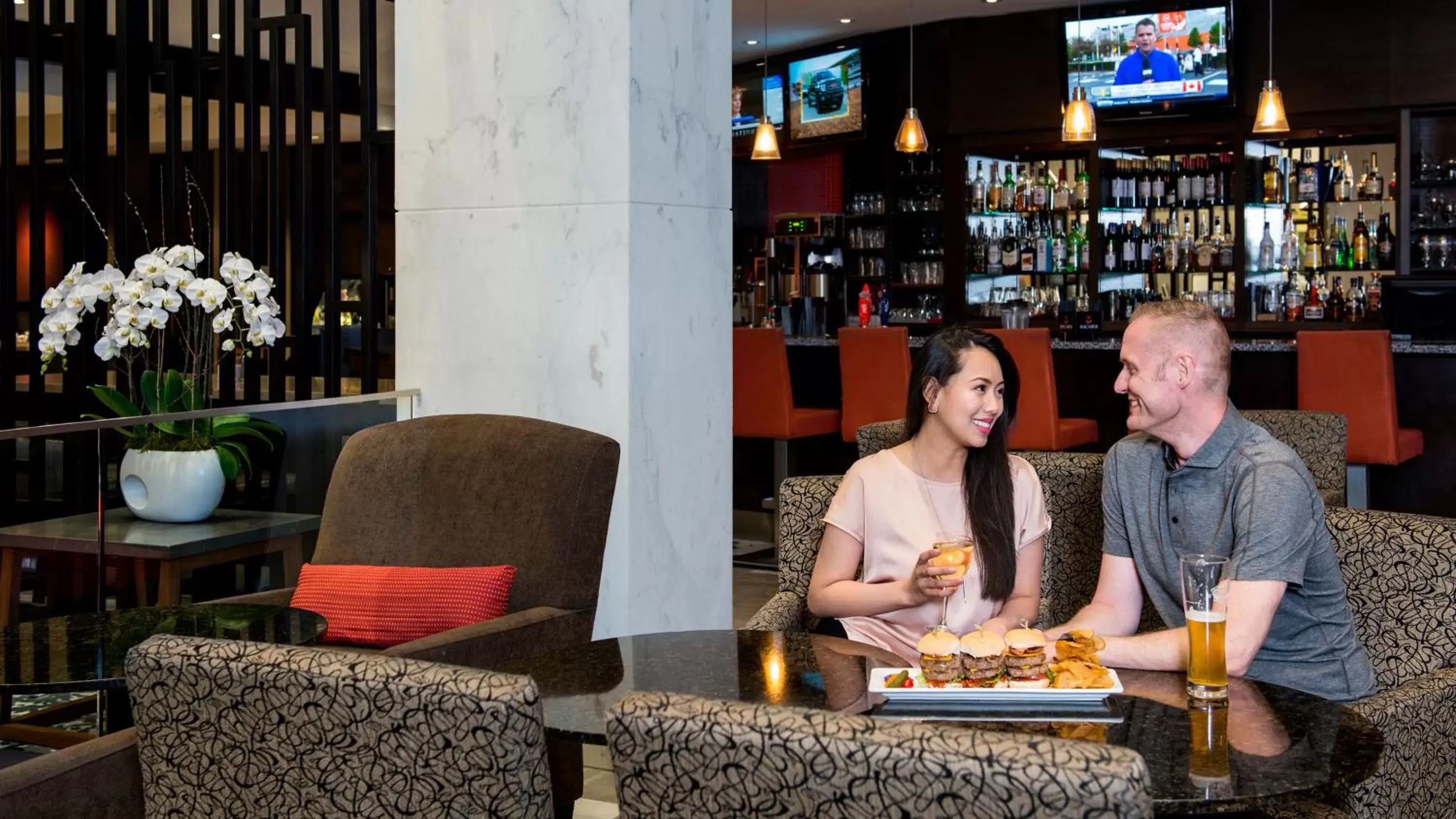 Lounge or bar in Holiday Inn Vancouver Downtown & Suites, an IHG Hotel