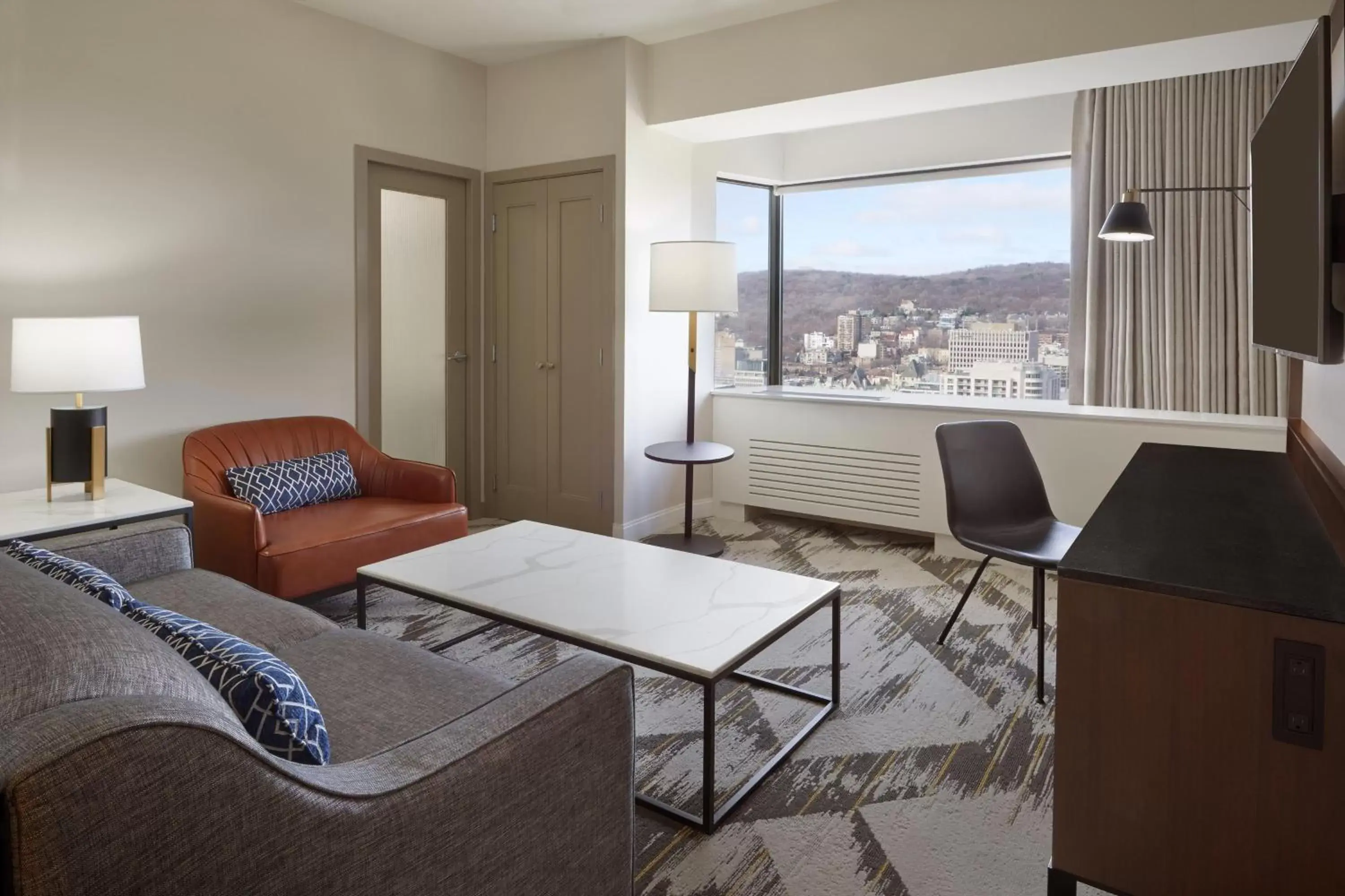 Living room, Seating Area in Le Centre Sheraton Montreal Hotel