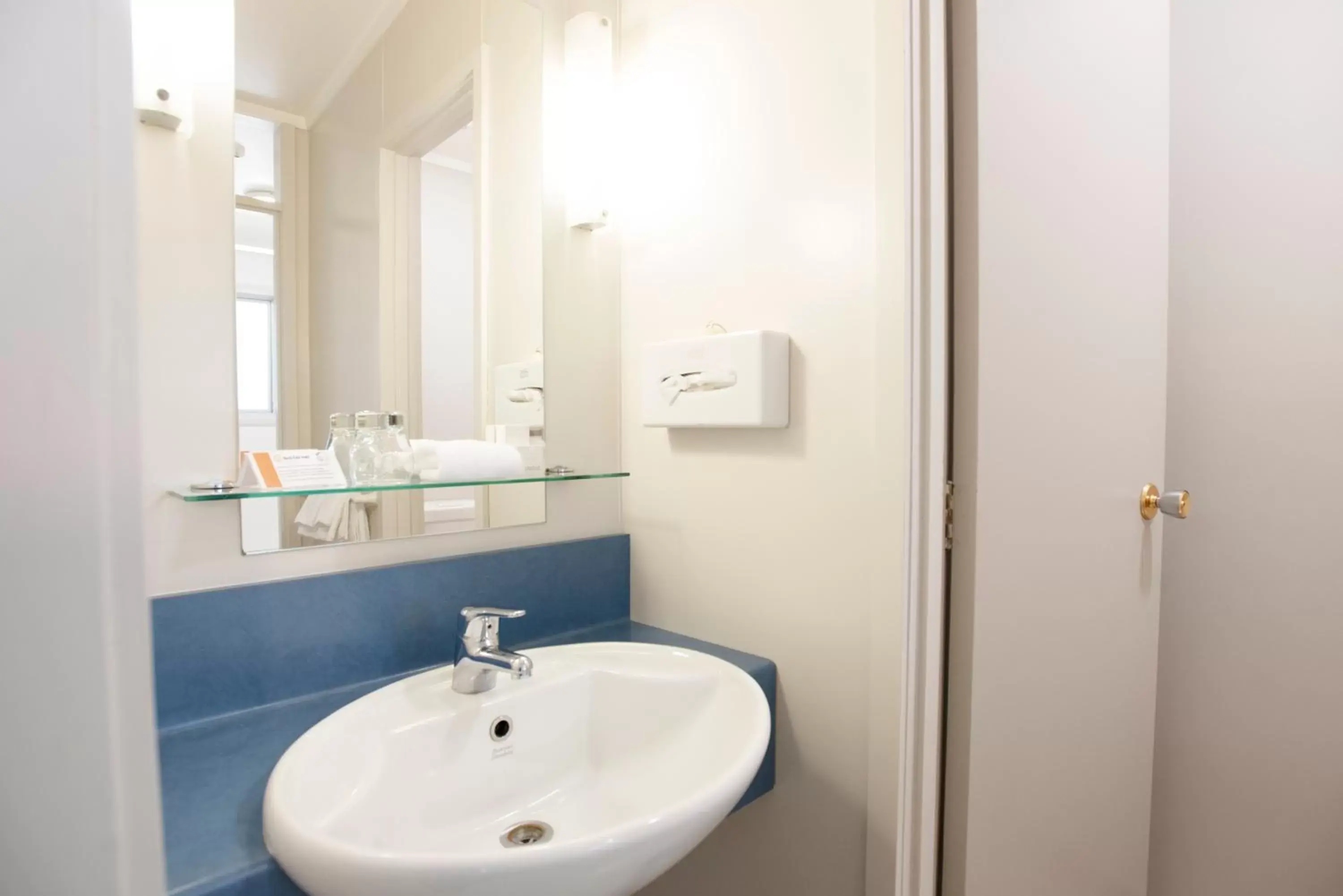 Bathroom in Ascot Park Hotel