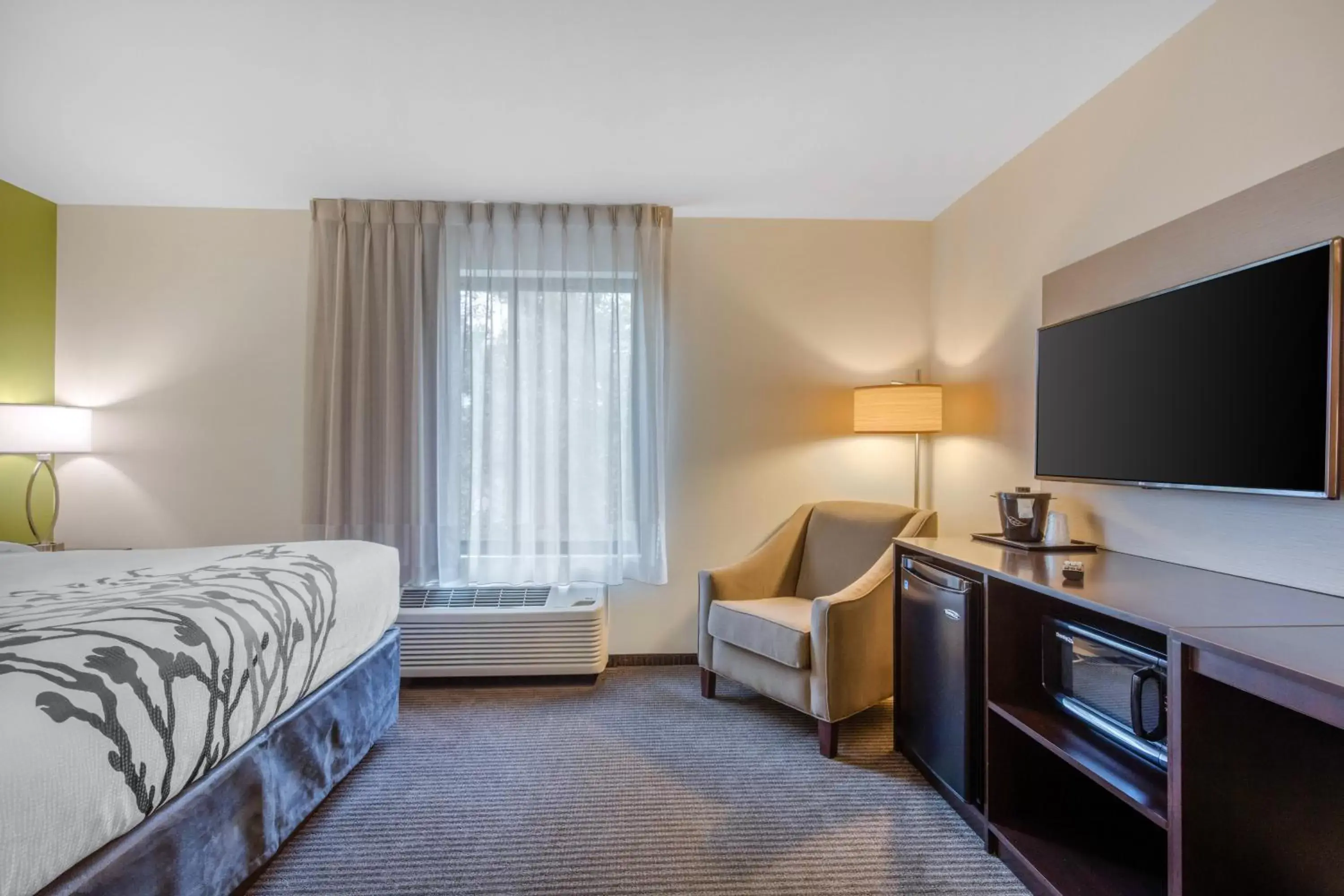 Photo of the whole room, TV/Entertainment Center in Comfort Inn St Louis - Airport