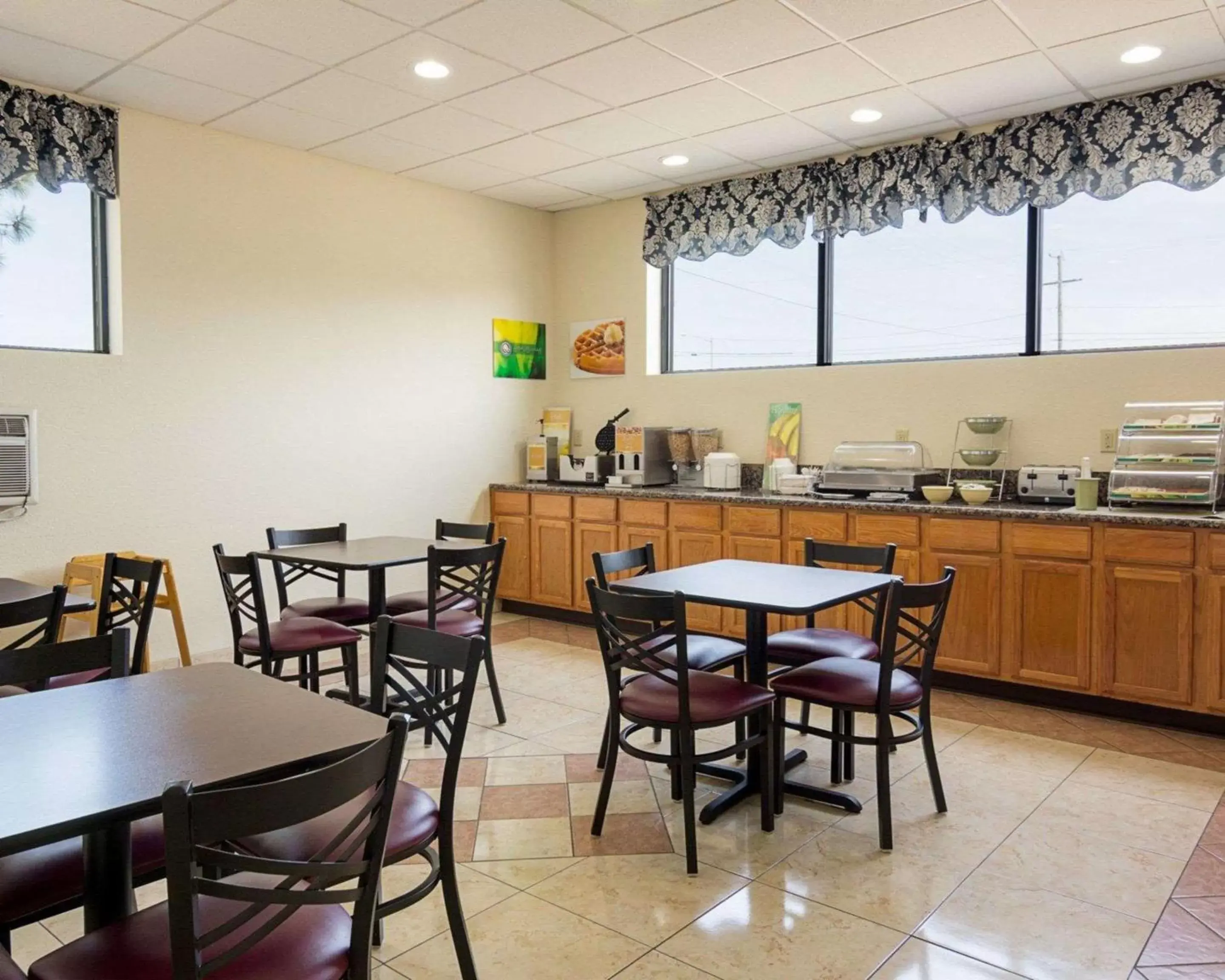 Restaurant/Places to Eat in Quality Inn Chesapeake