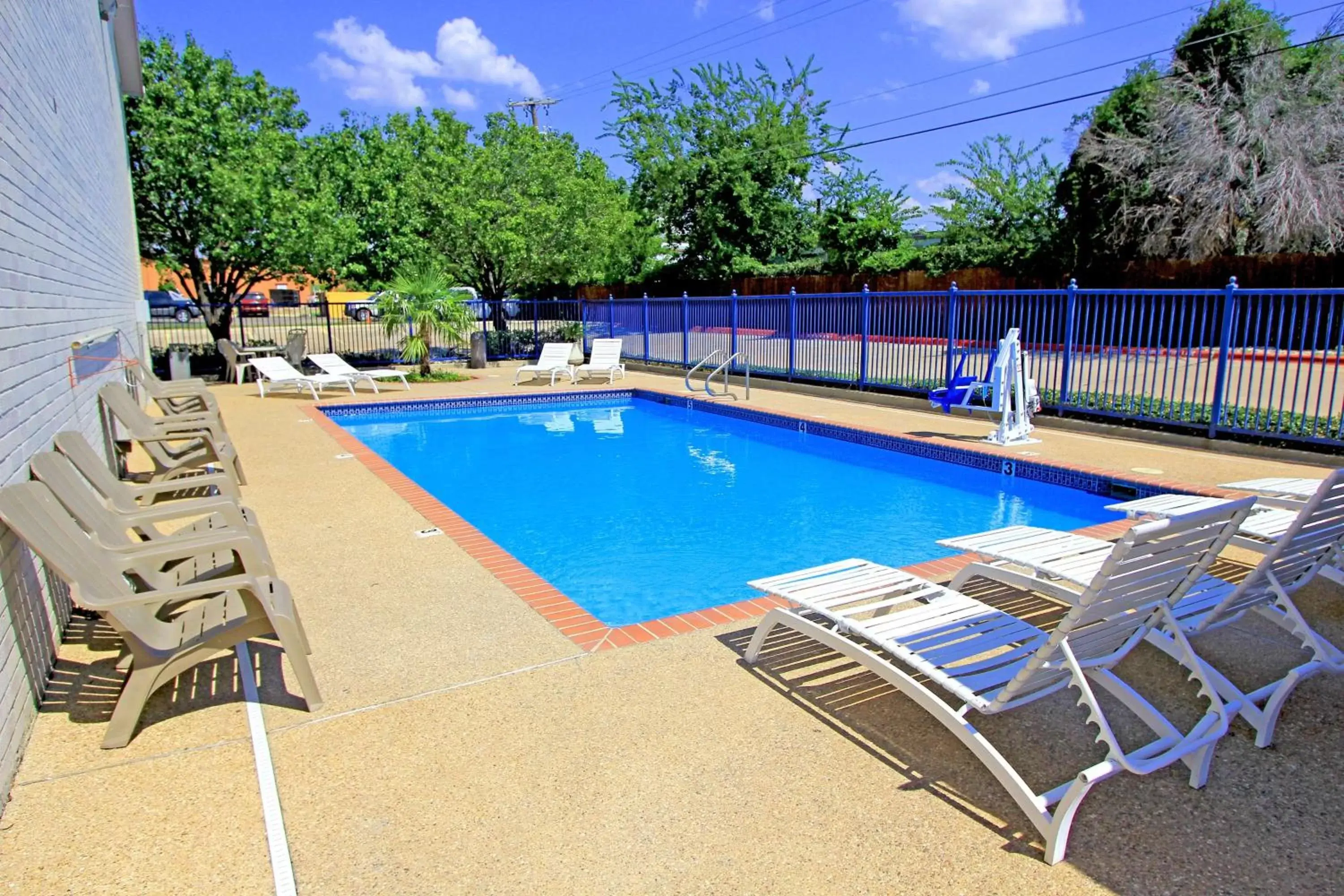 Activities, Swimming Pool in Best Western Round Rock