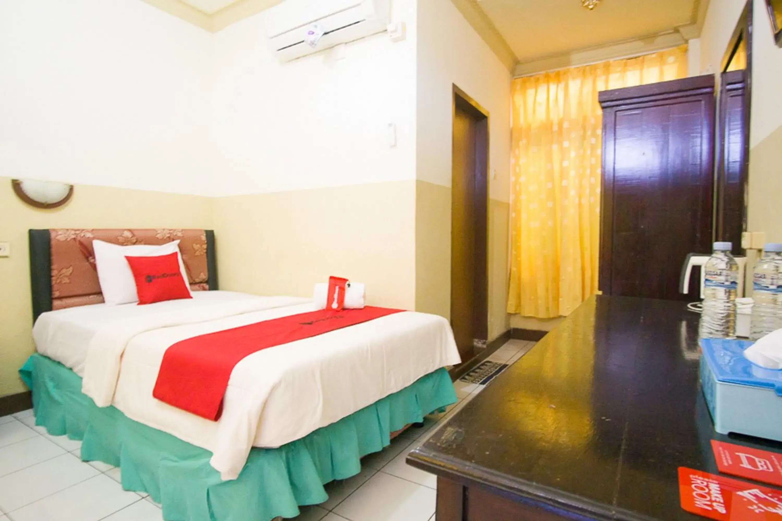 Bedroom, Bed in RedDoorz plus near Pelabuhan Bitung