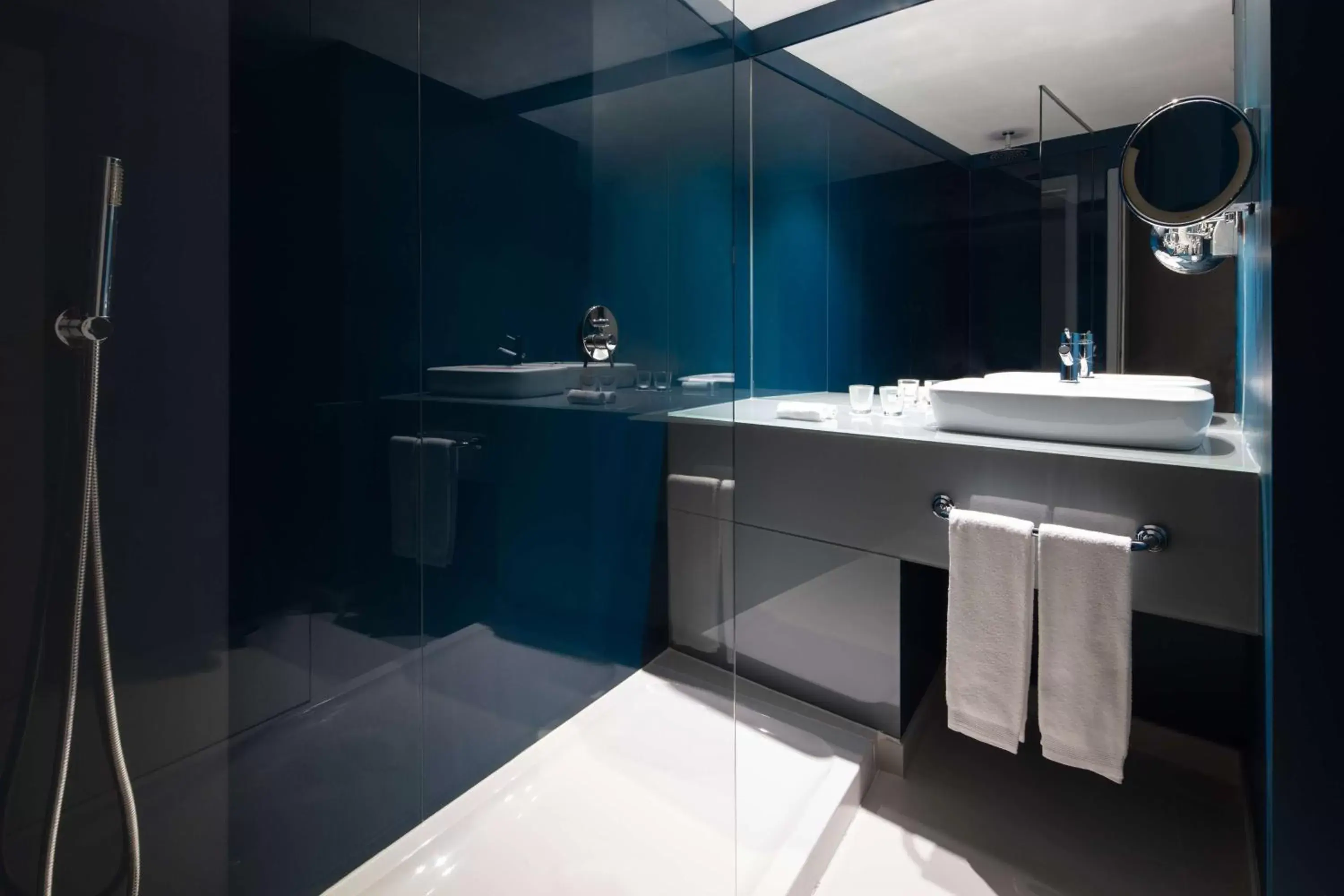 Shower, Bathroom in Tivoli Oriente Lisboa Hotel
