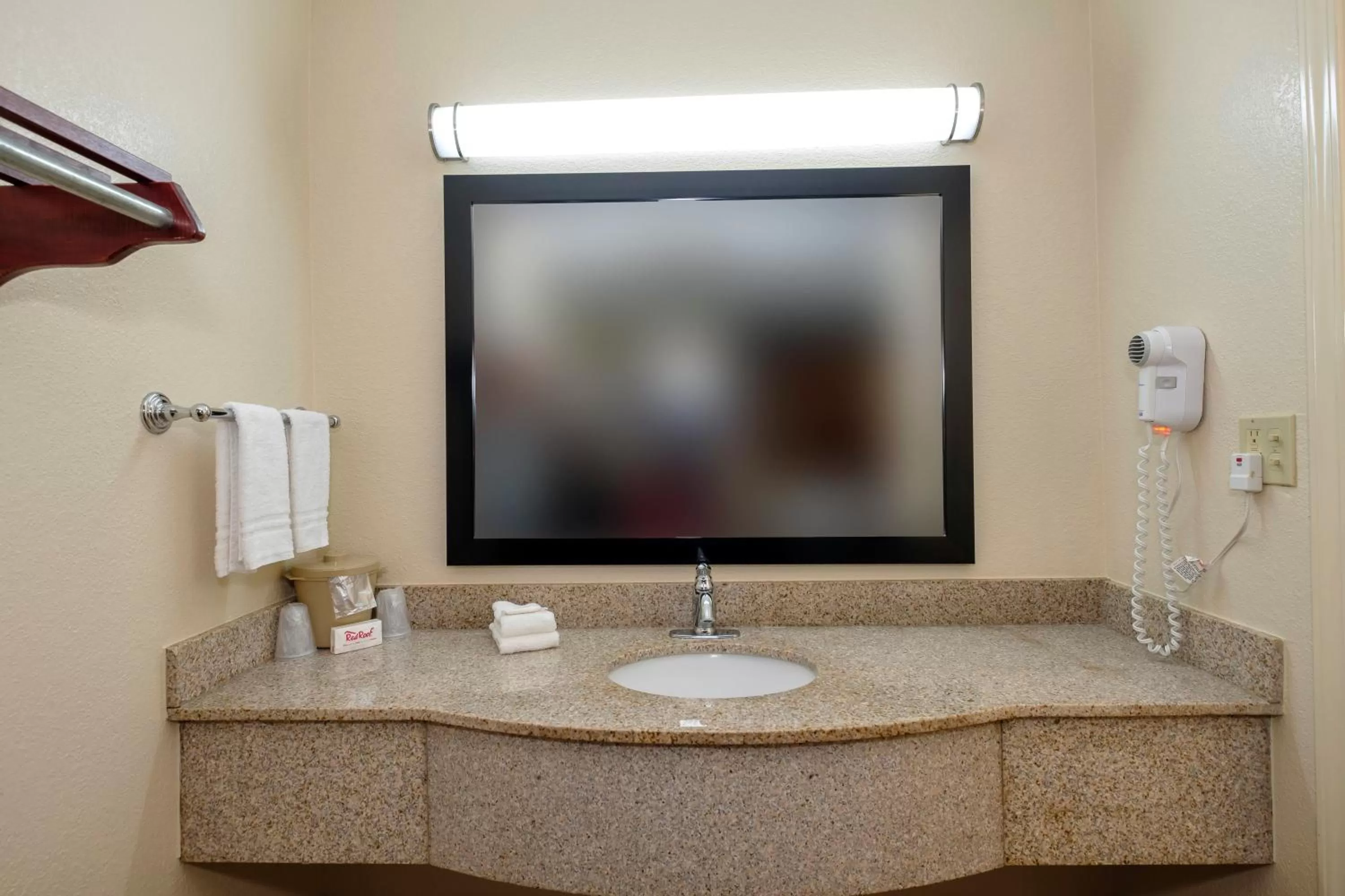 Bathroom in Red Roof Inn Columbus, MS