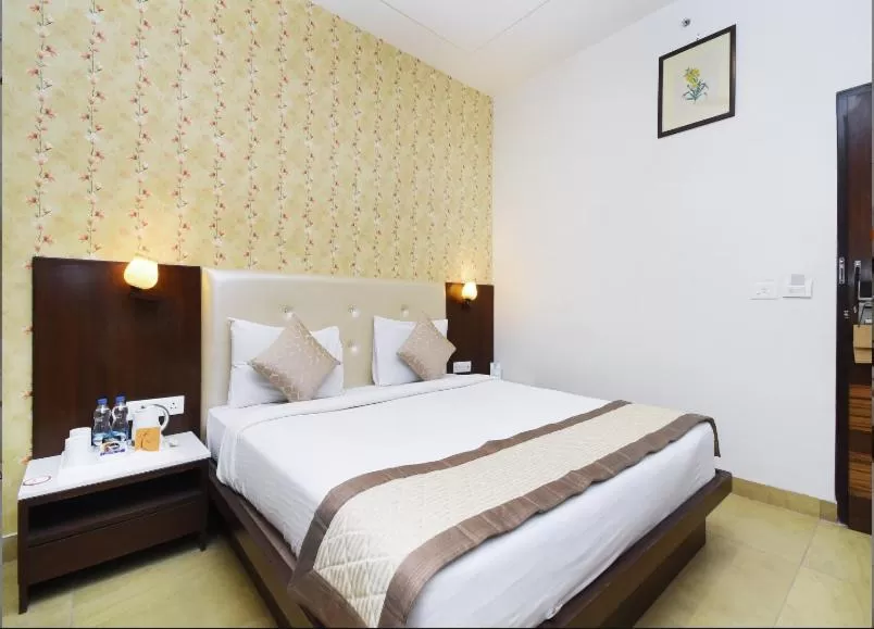 Photo of the whole room, Bed in TGI Apple Inn